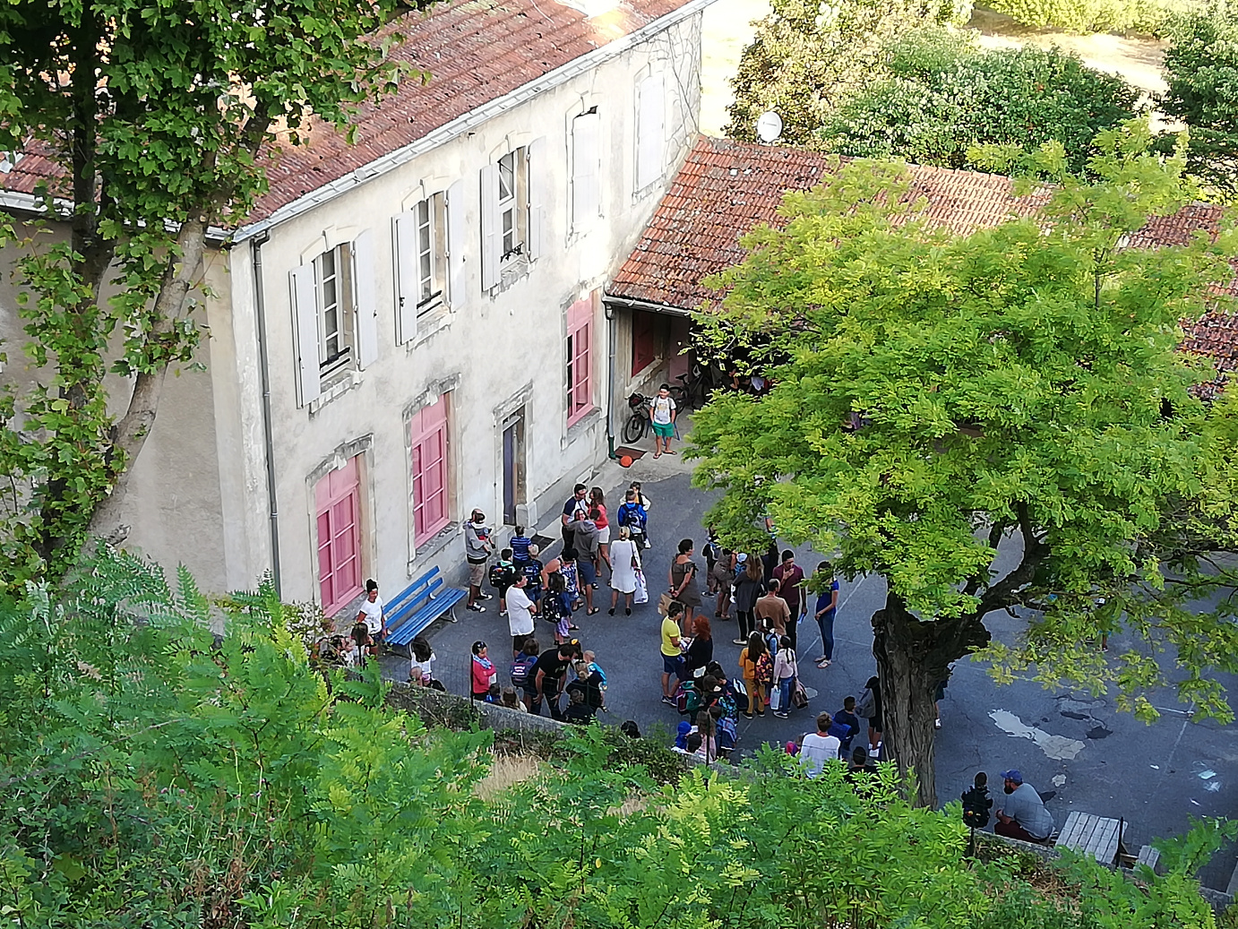 ecole cours vue d_en haut.jpg