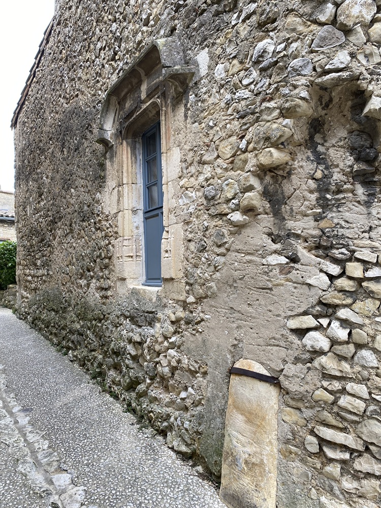 Porté sculptée et chasse-roue