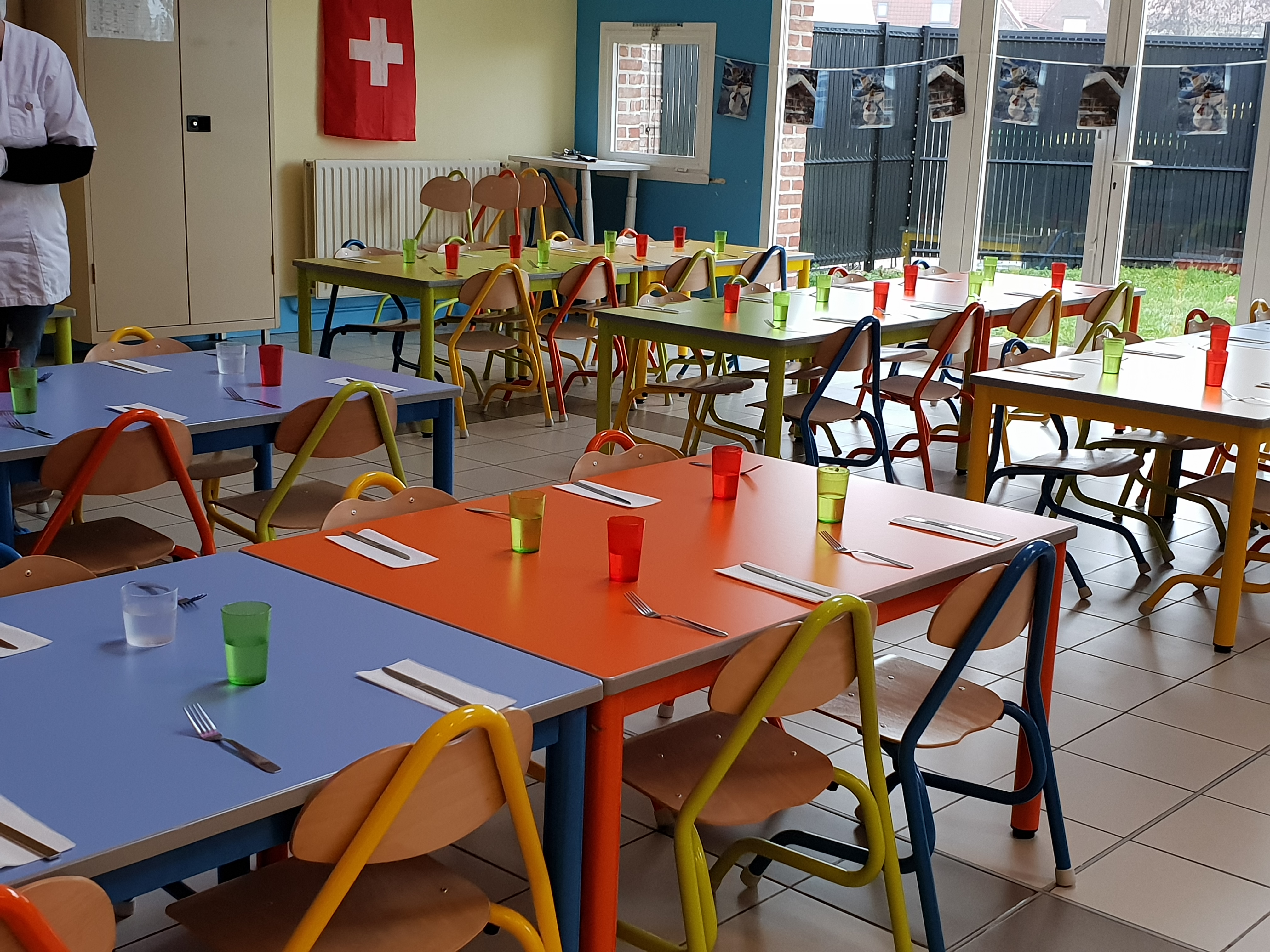 Nouveau mobilier Restaurant scolaire .jpg