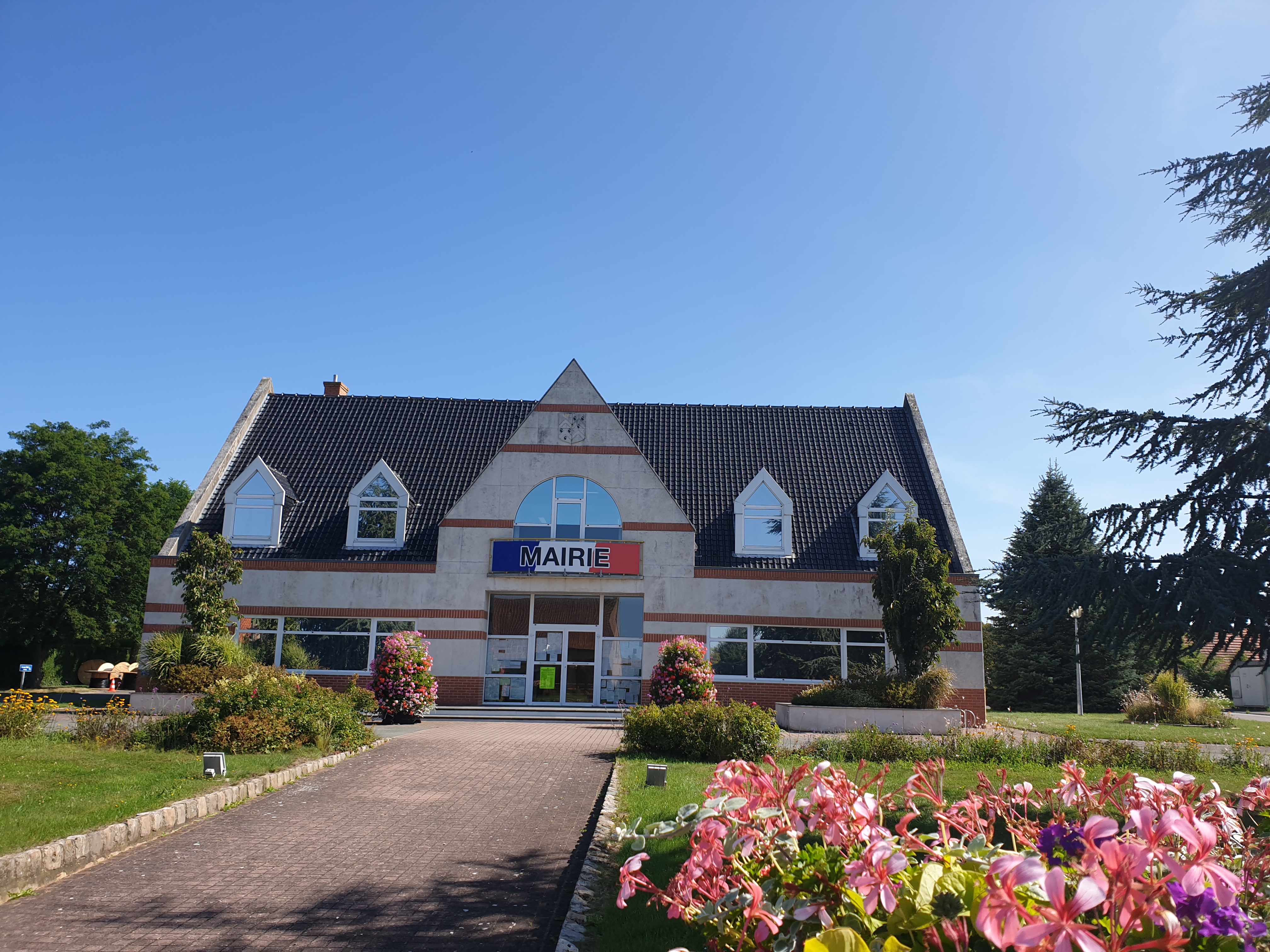 Mairie en face ciel bleu.jpg