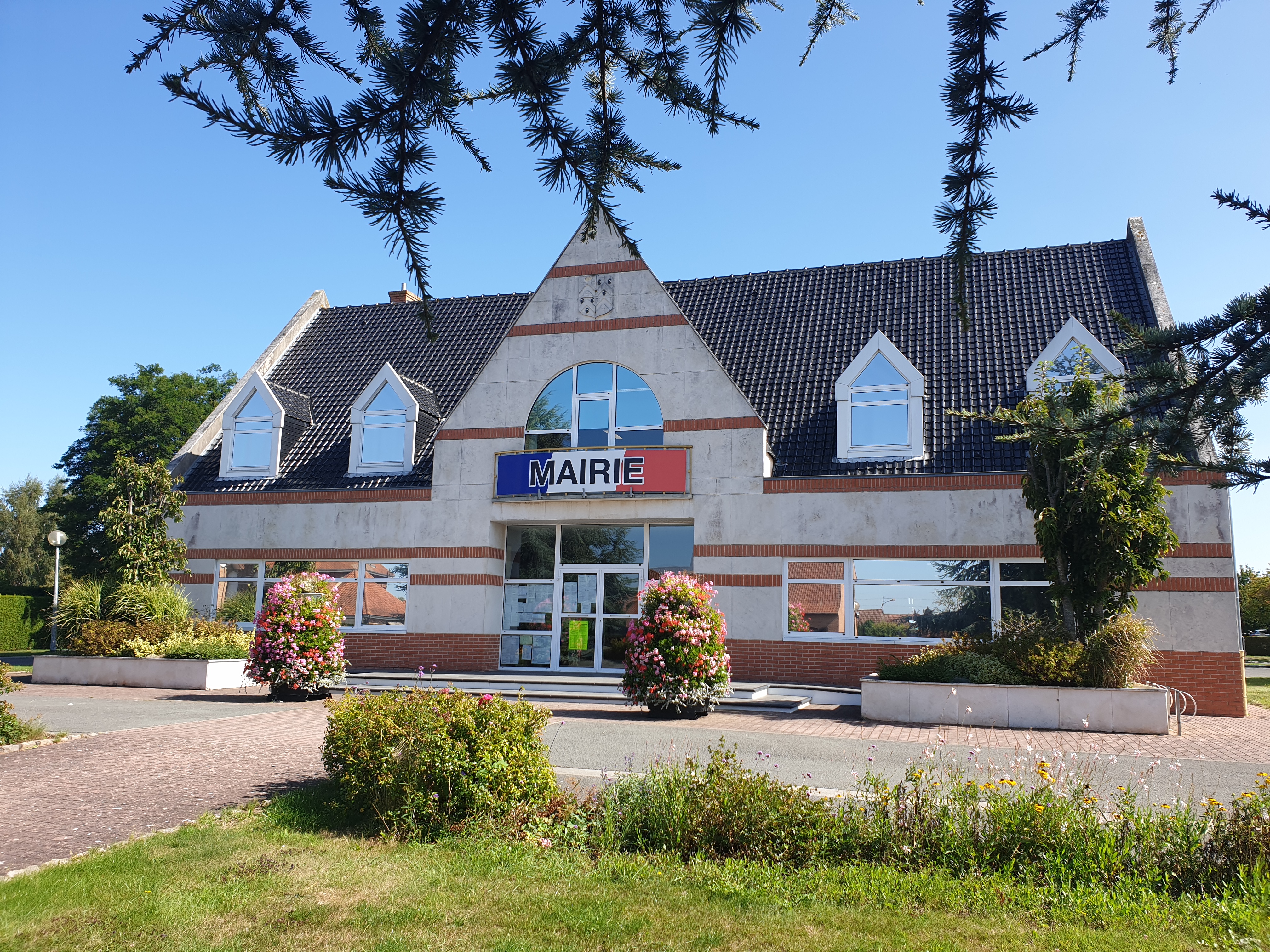 Mairie prise cote droit ciel bleu.jpg