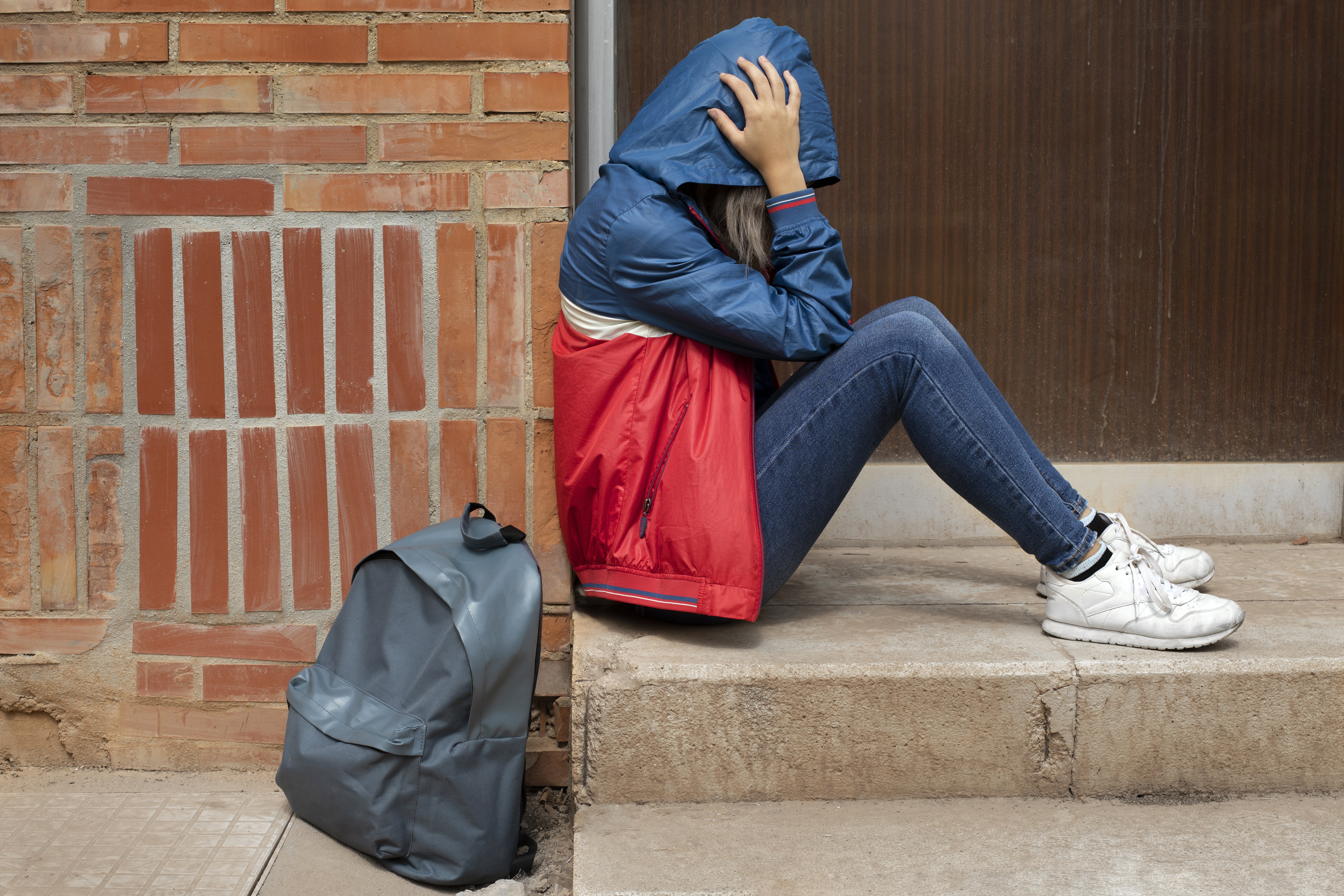 fille-triste-plein-coup-assis-a-l-exterieur.jpg