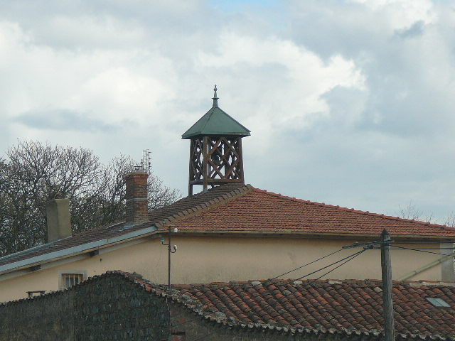 cloches à St Julien Chateau Senevier.jpg