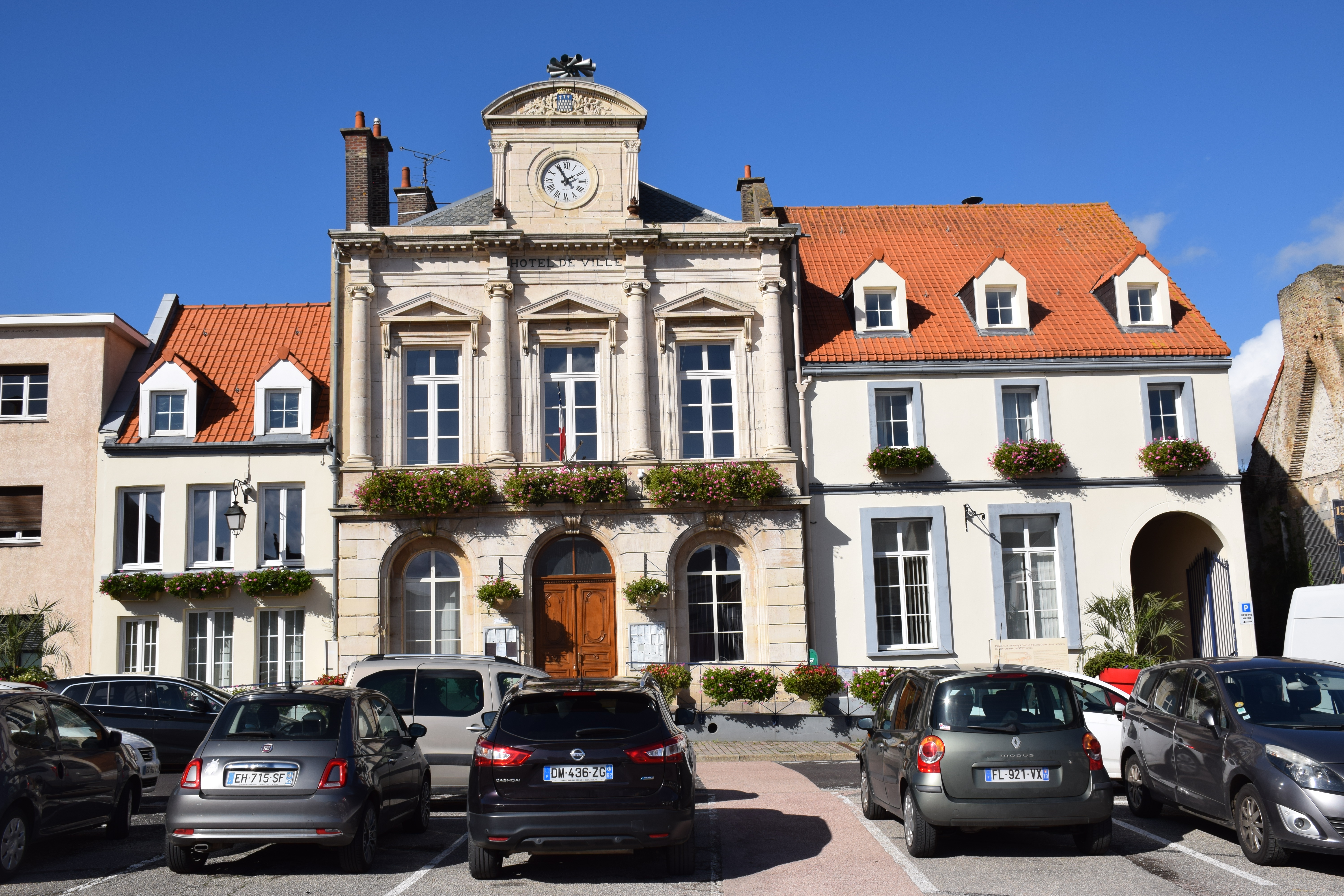 GUINES MAIRIE2.JPG