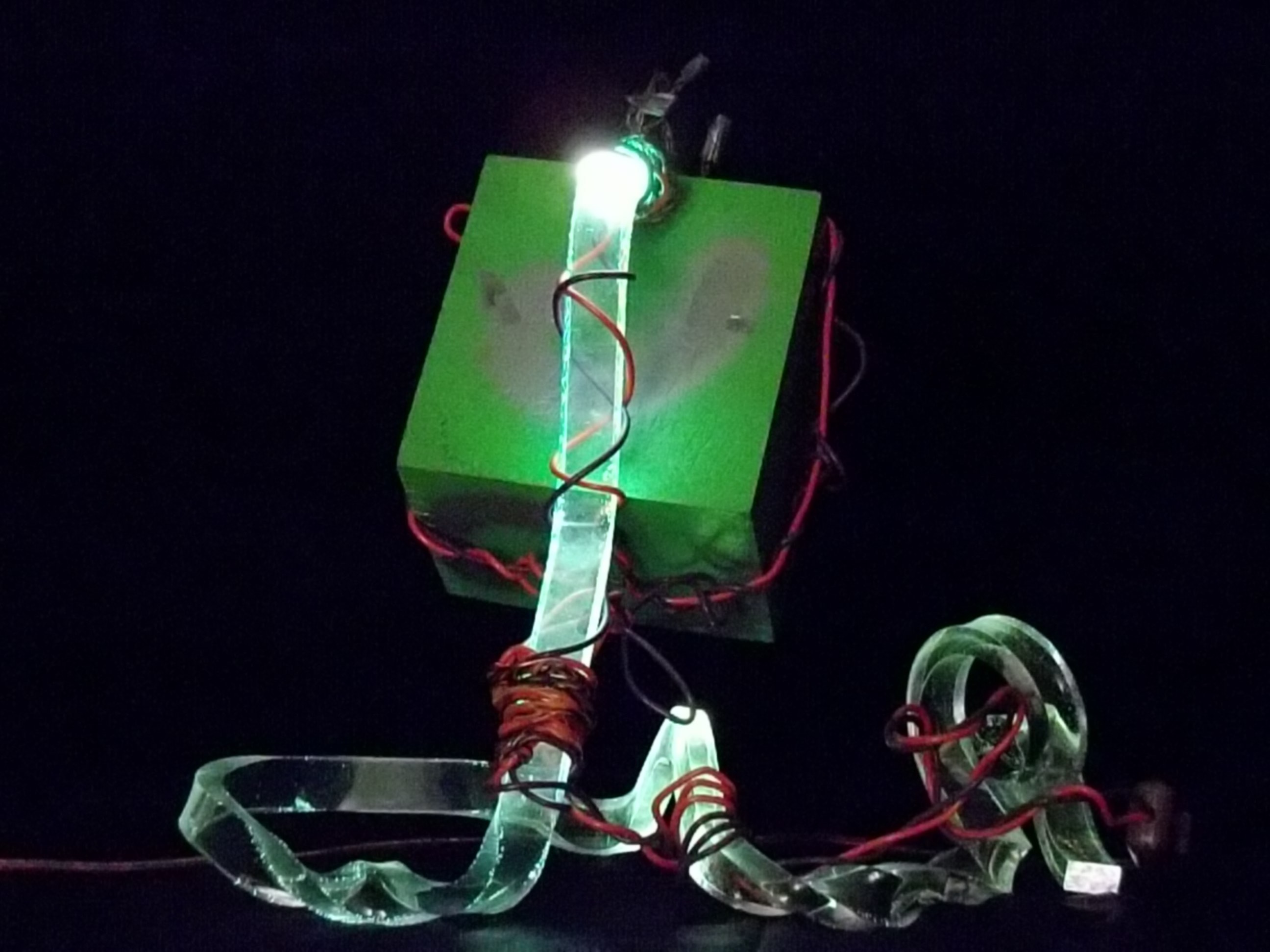 Qui tient qui - L 40 cm l 30 cm h 40 cm.jpg