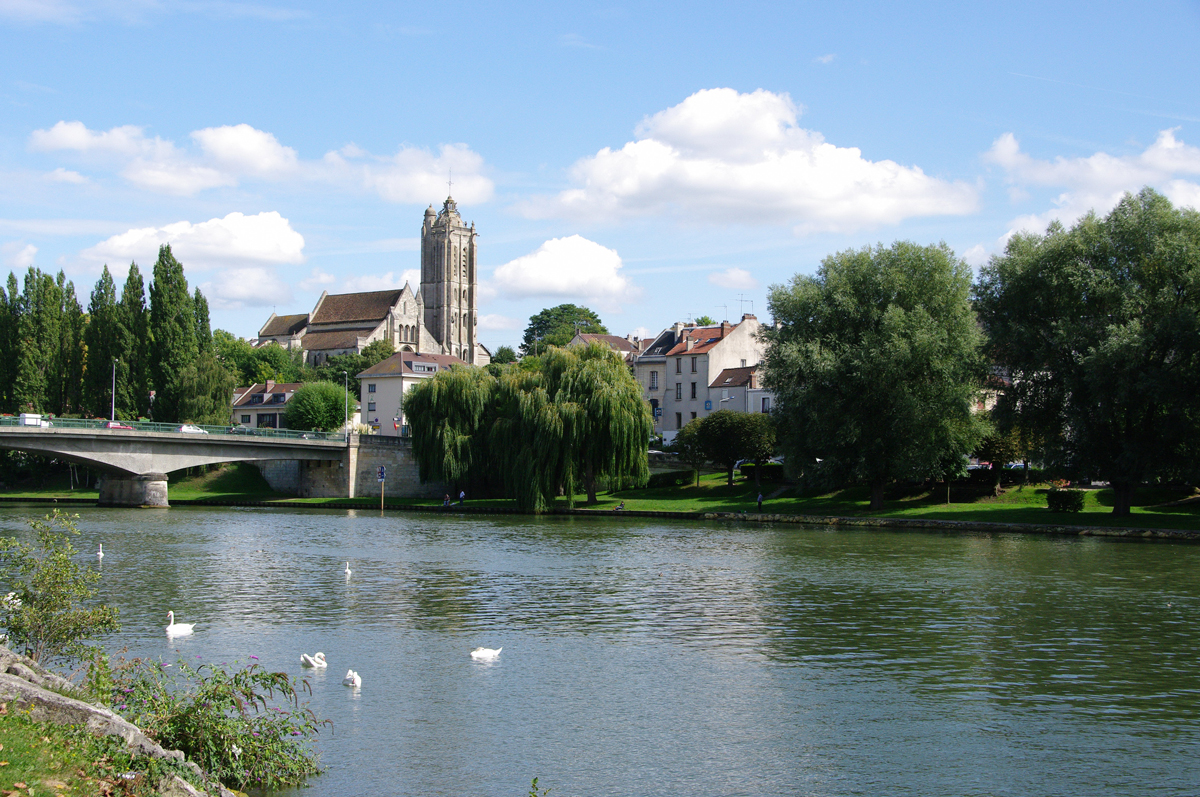 Vue sur les berges de l'Oise et le beffroi