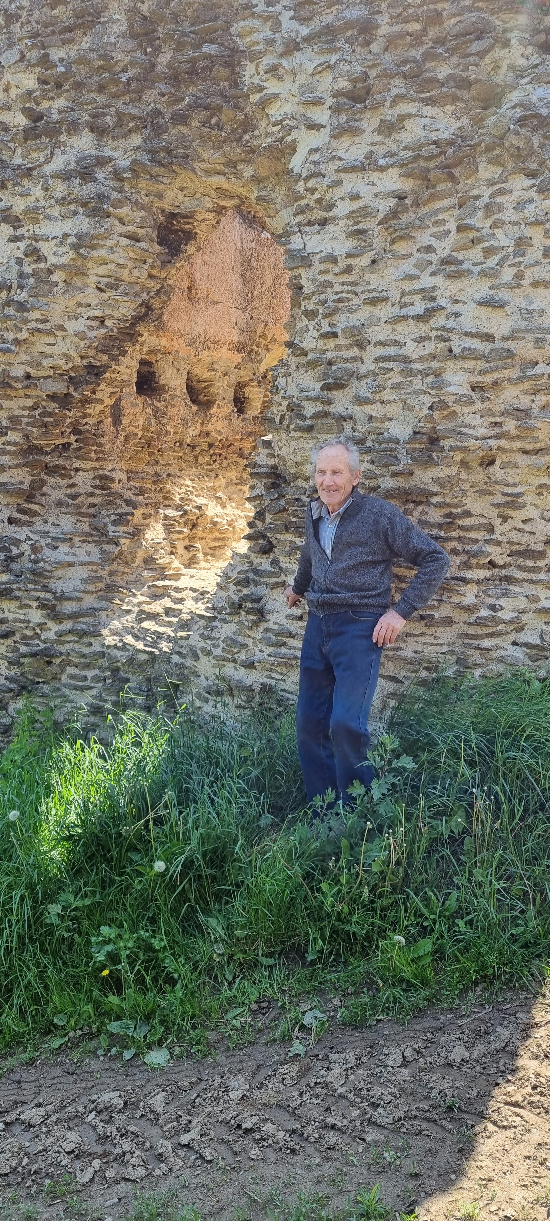 Mr Bonjour lors de la marche de l_aqueduc  7 mai 2022.jpg