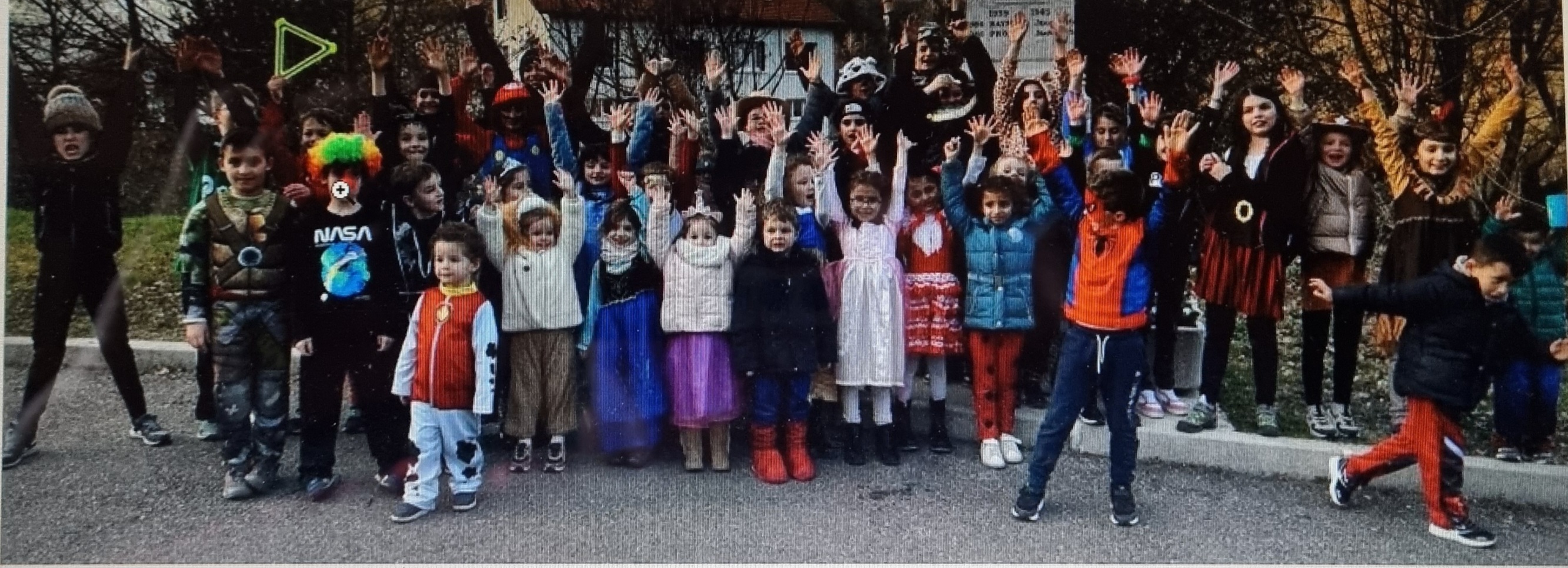 Carnaval 2023 - Enfants et photo du journal.jpg