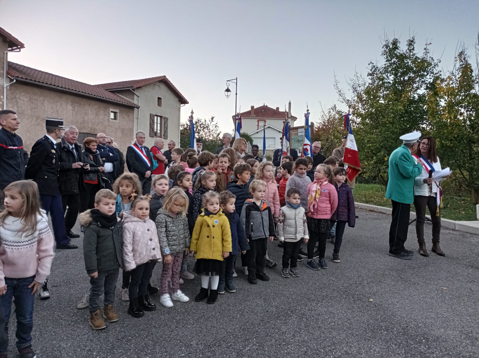 LES ELEVES DEVANT LES PORTES DRAPEAUX 10.11.2022.jpg