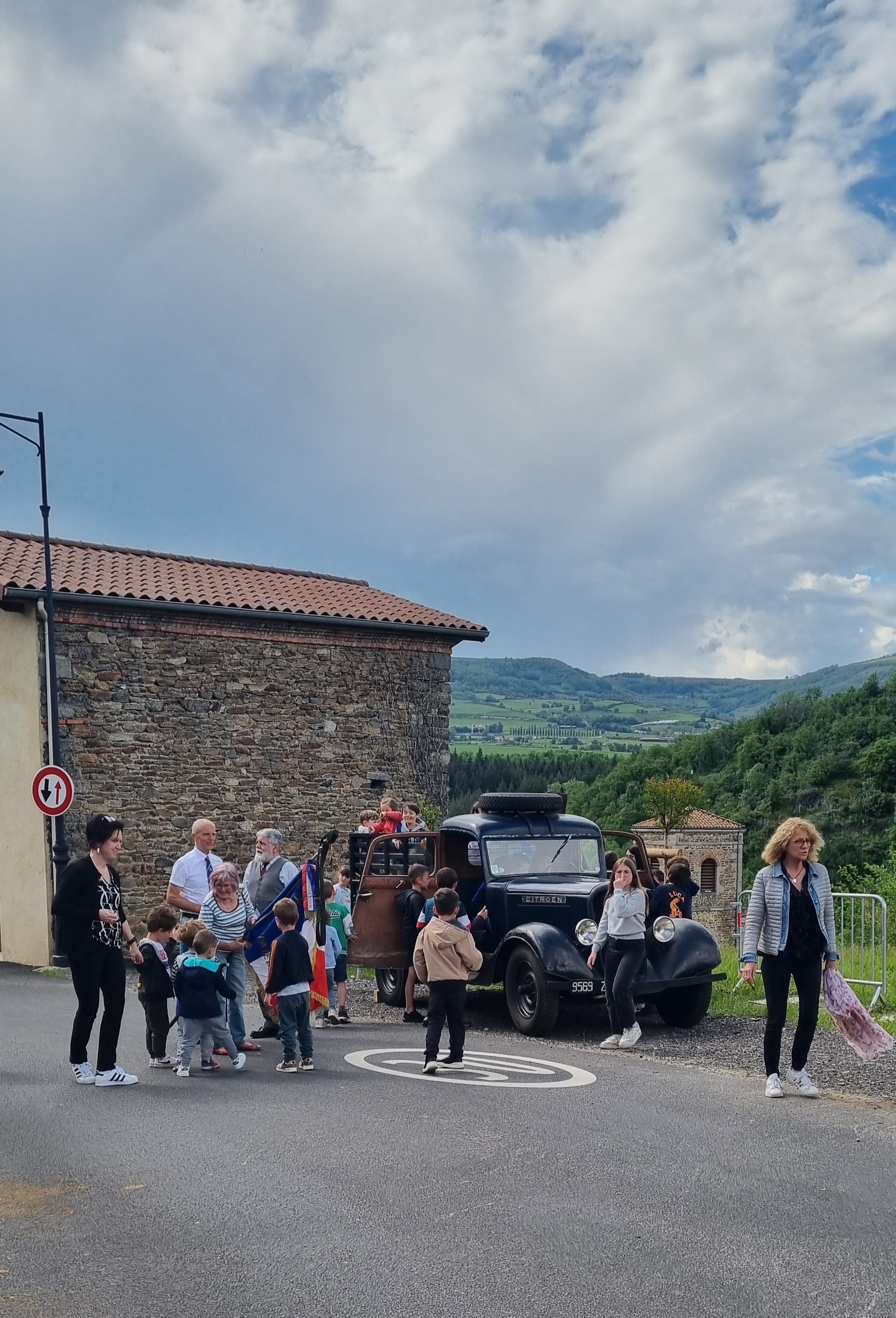 Commémoration du 8 mai 45 - véhicule - élèves - instit_ - 13 mai 2024.jpg