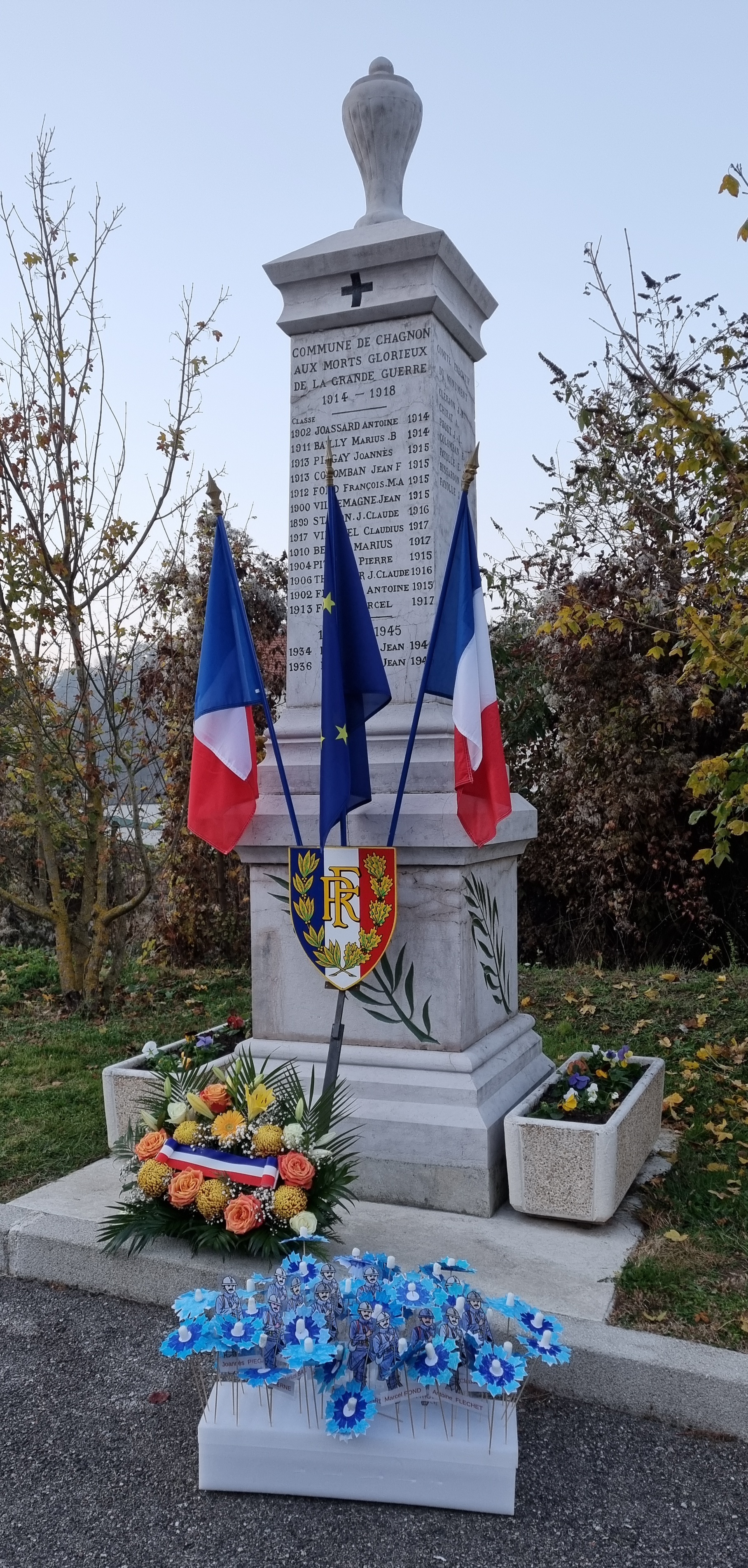 Commemoation 11 NOV 2021 - monument fleuri et seul.jpg