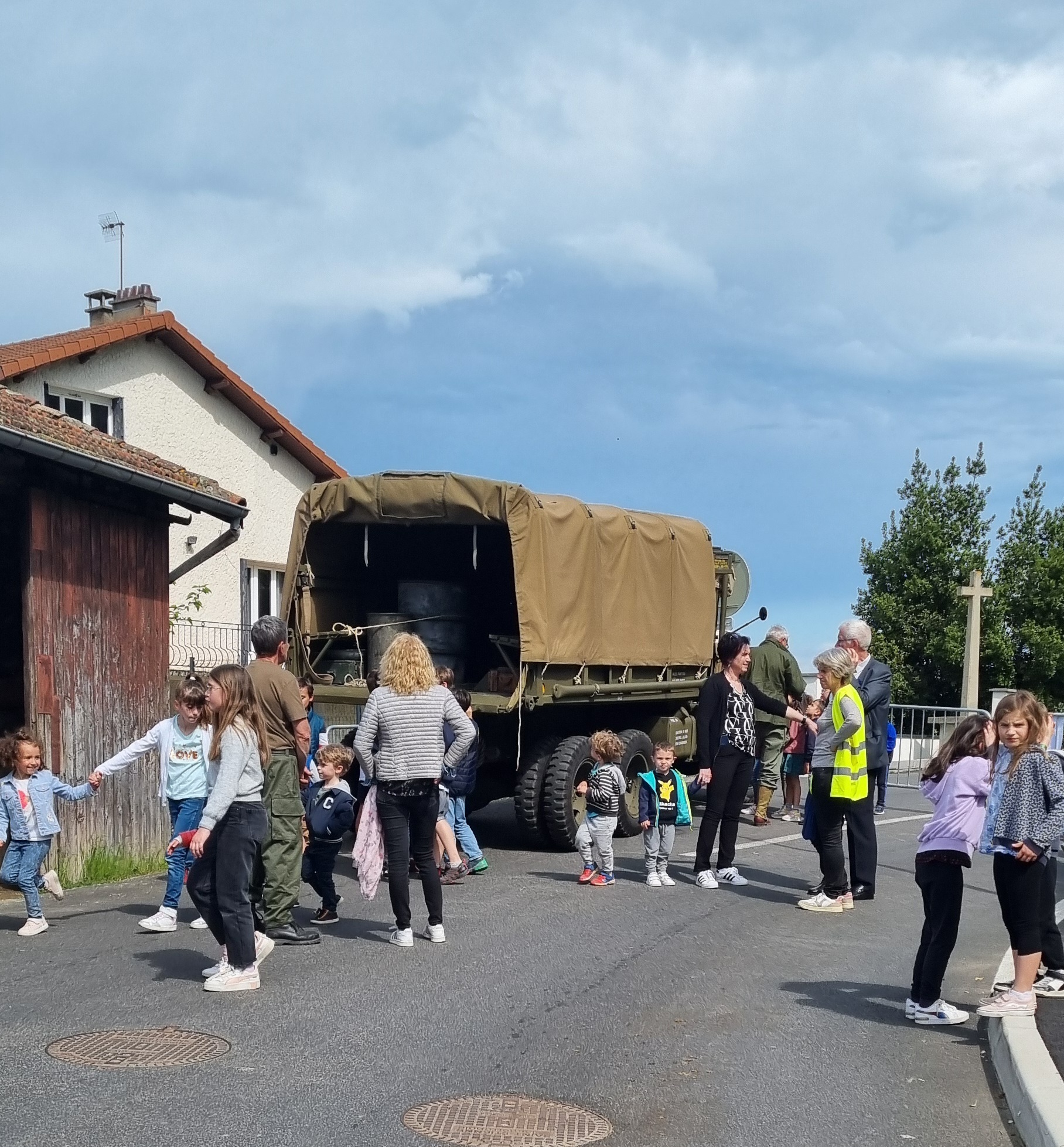 Commémoration du 8 mai - Elèves et Institutrice devant les camions - 13 mai 2024.jpg