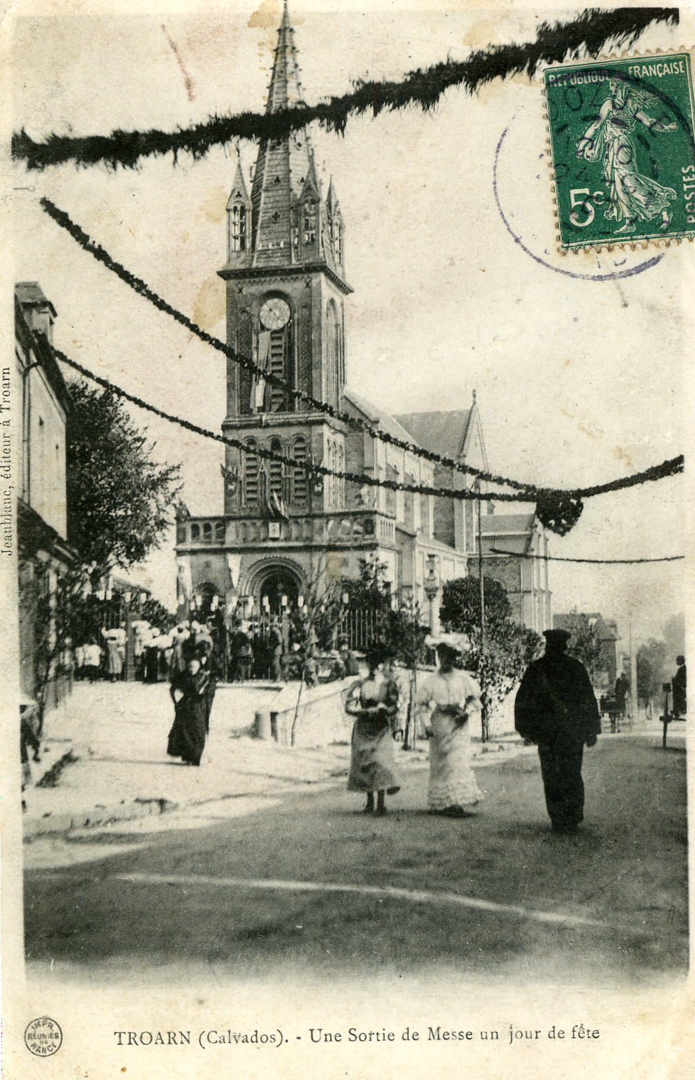 Une sortie de messe un jour de fête.jpg