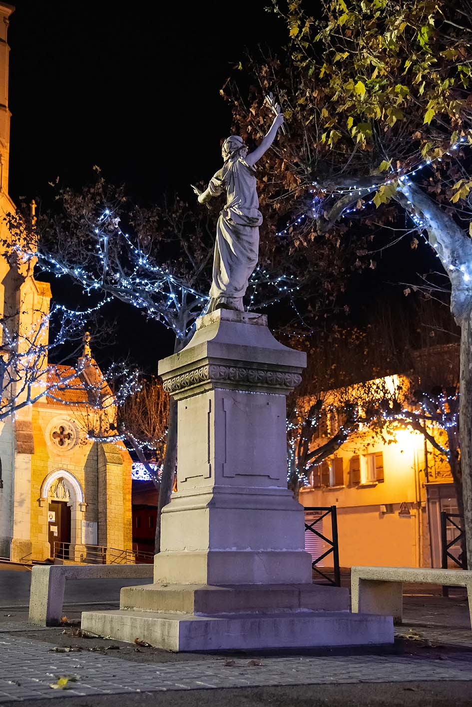 Statue devant église.jpg