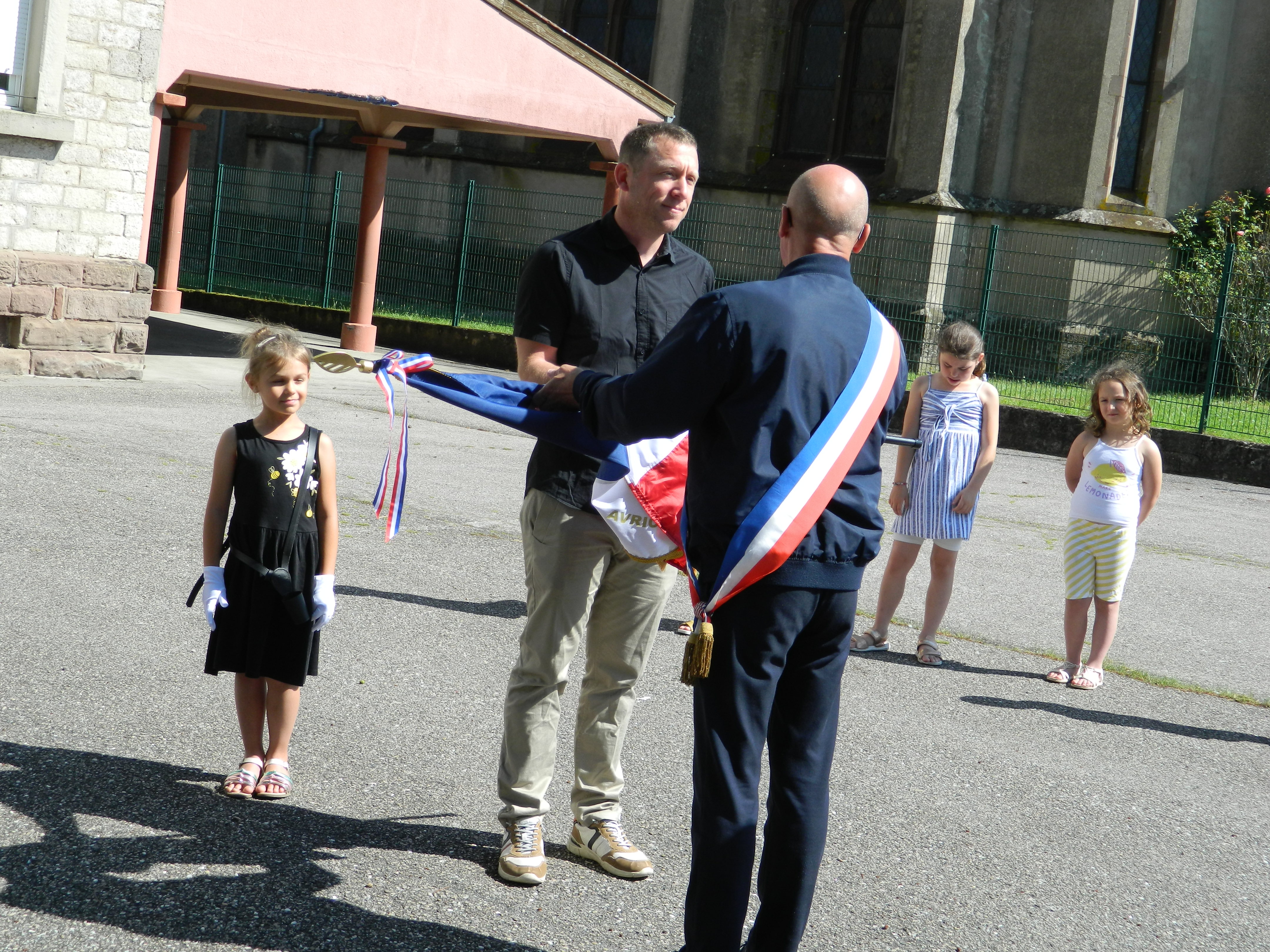 Remise du drapeau au professeur à avricourt .JPG