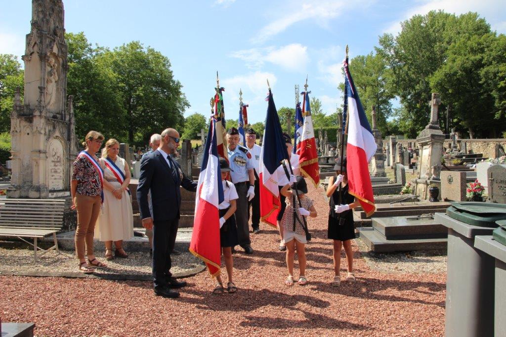porte-drapeaux des écoles.jpg