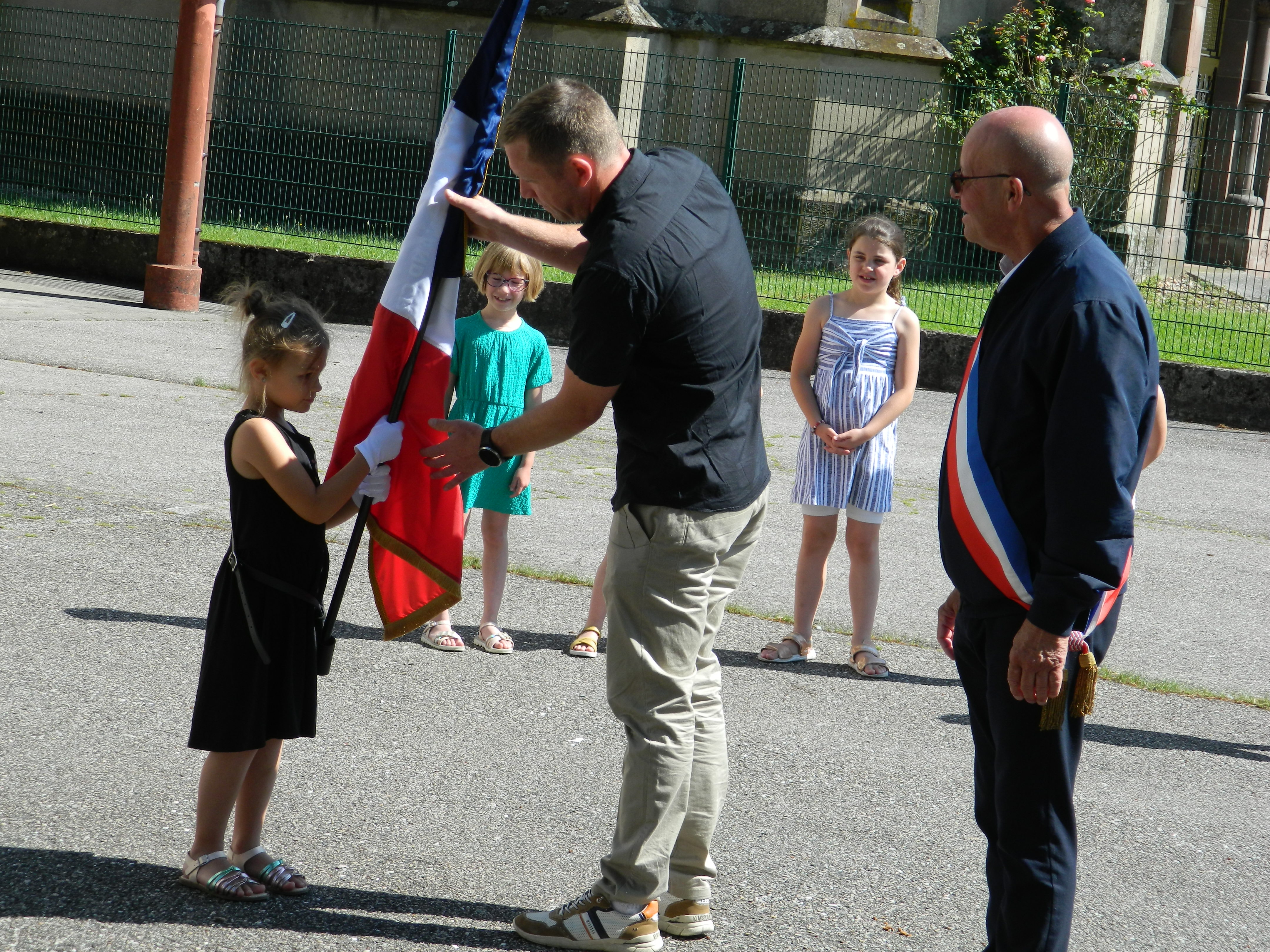 remise du drapeau à l_élève à Avricourt.JPG