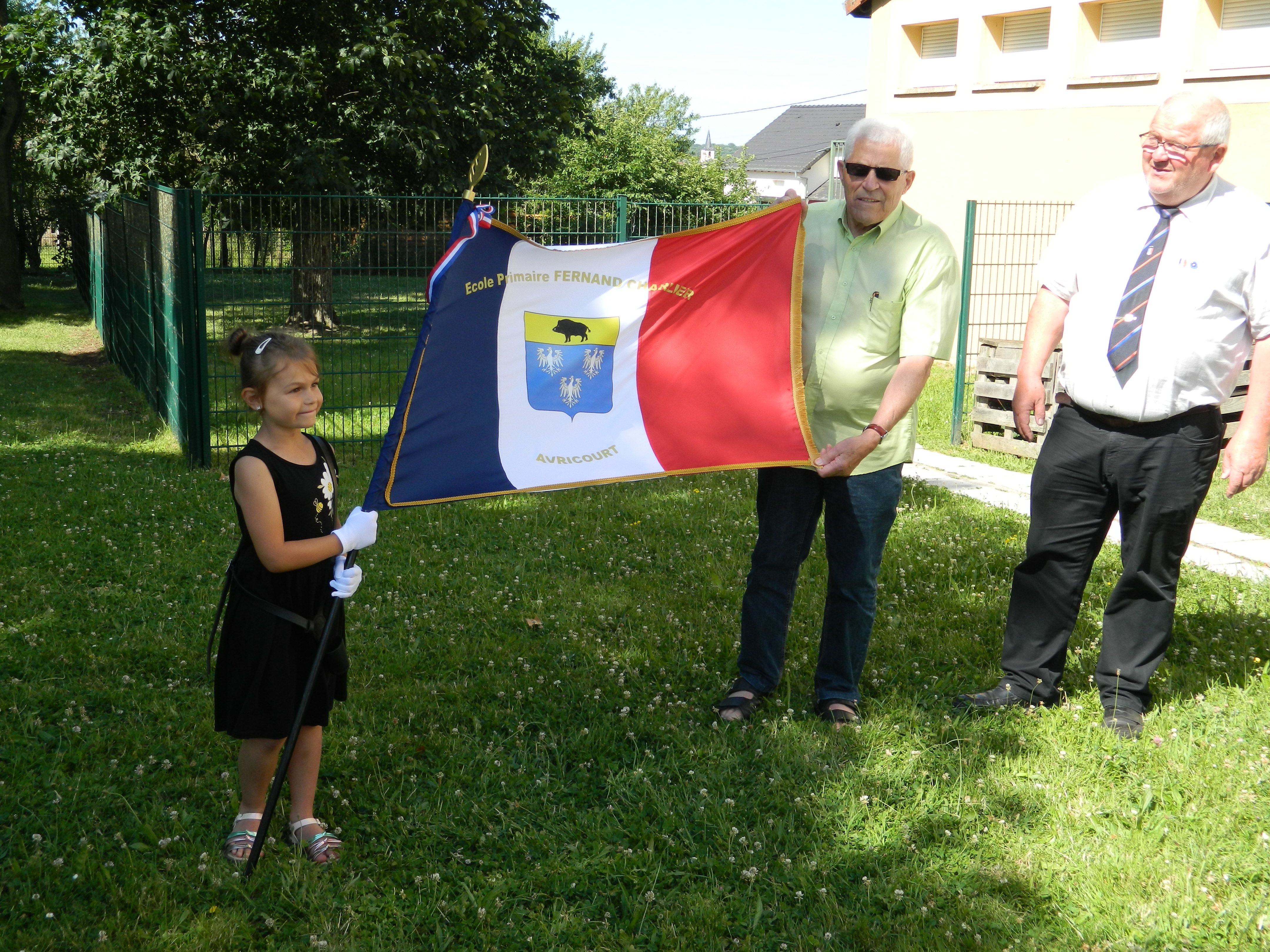 drapeau de l_école d_avricourt.JPG