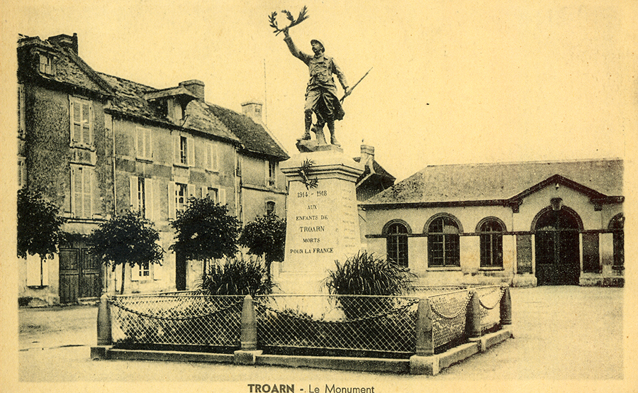 Place du marché avant 1939 Monument.jpg