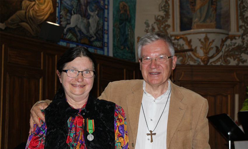 Mme Michigan avec le pretre