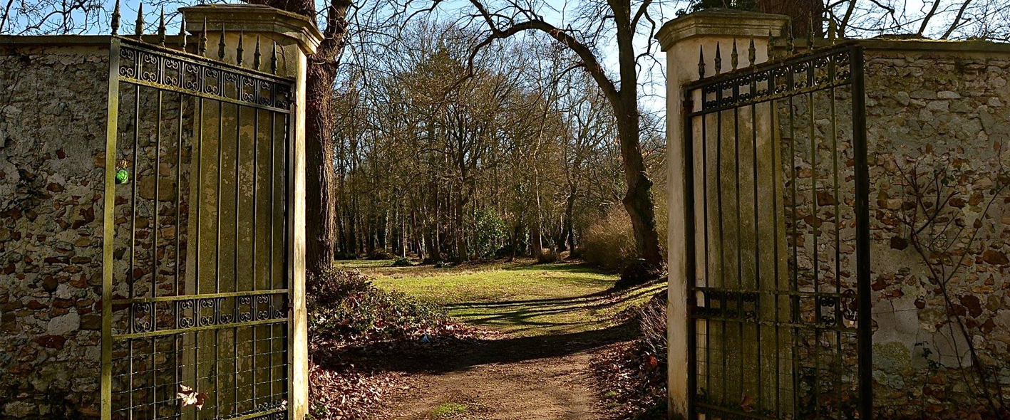 Grille donnant sur le parc du chateau