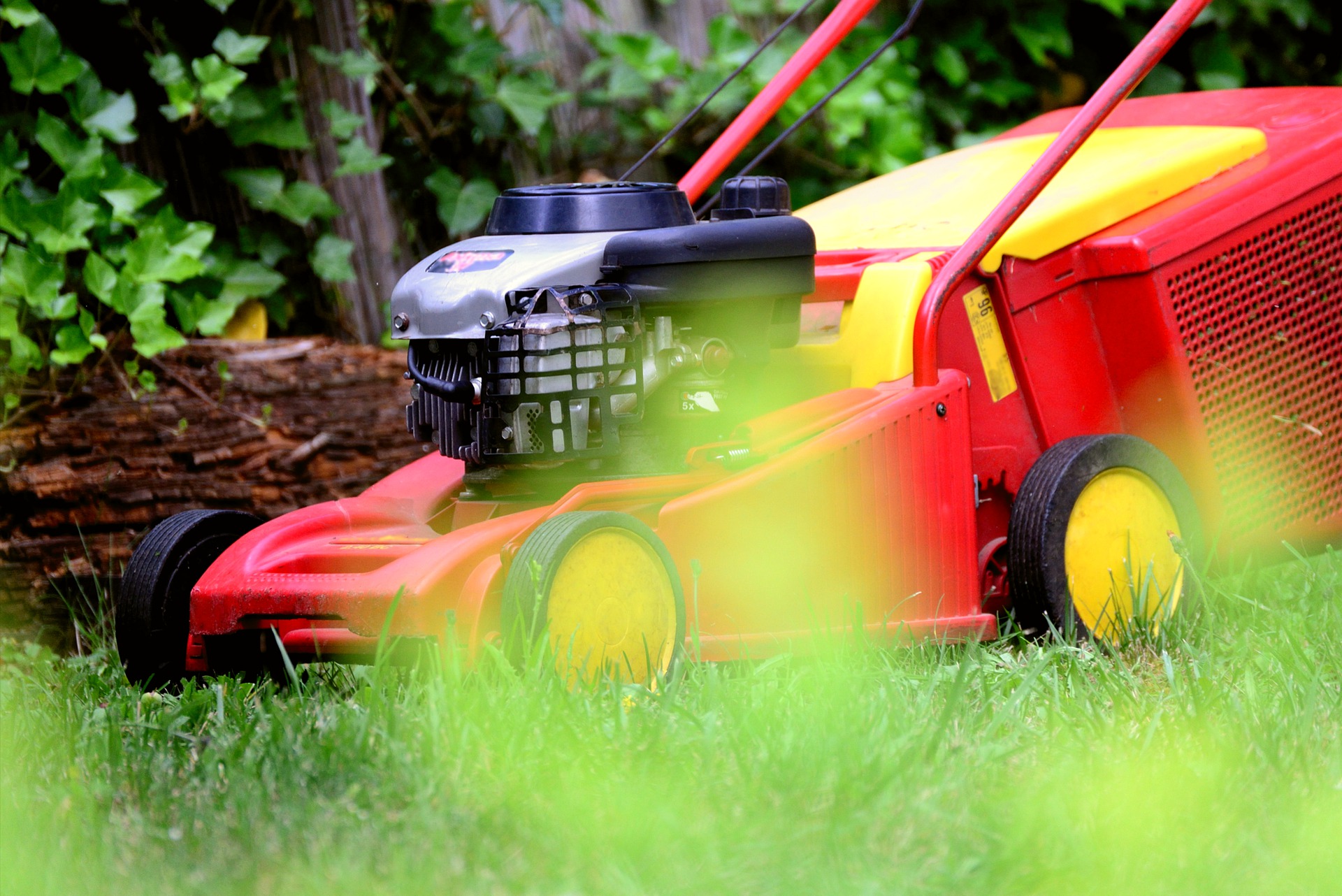 lawn-mower-g0deb2e5f7_1920.jpg