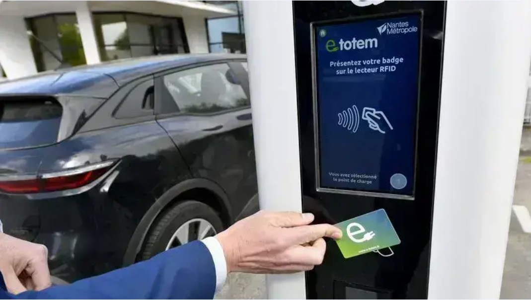 Bornes recharge électriques eTotem 3 © Marc Roger.jpg