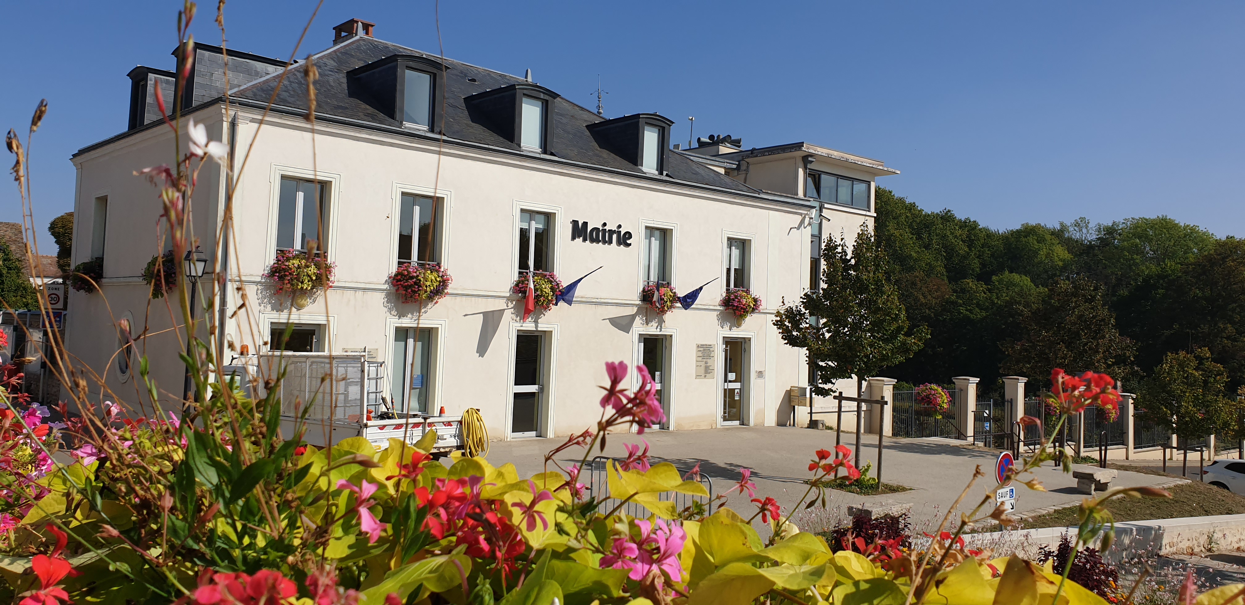 Pole administratif fleuri