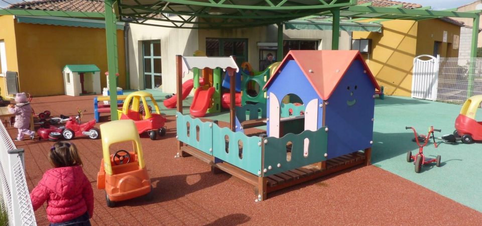 cour creche.jpg