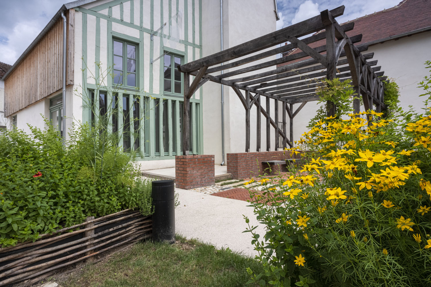 ERVYLECHATEL Petite Cité de Caractère