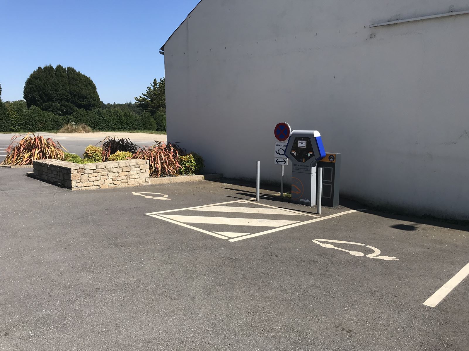 Borne de recharge.jpg