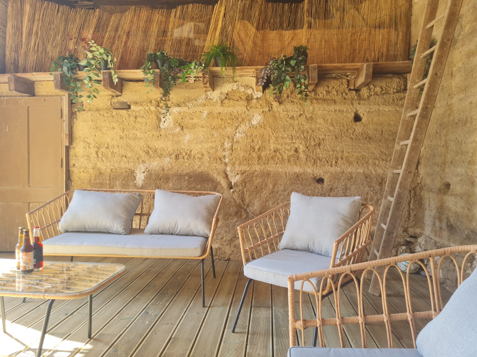 gîte la ferme des délices salon de jardin.jpg