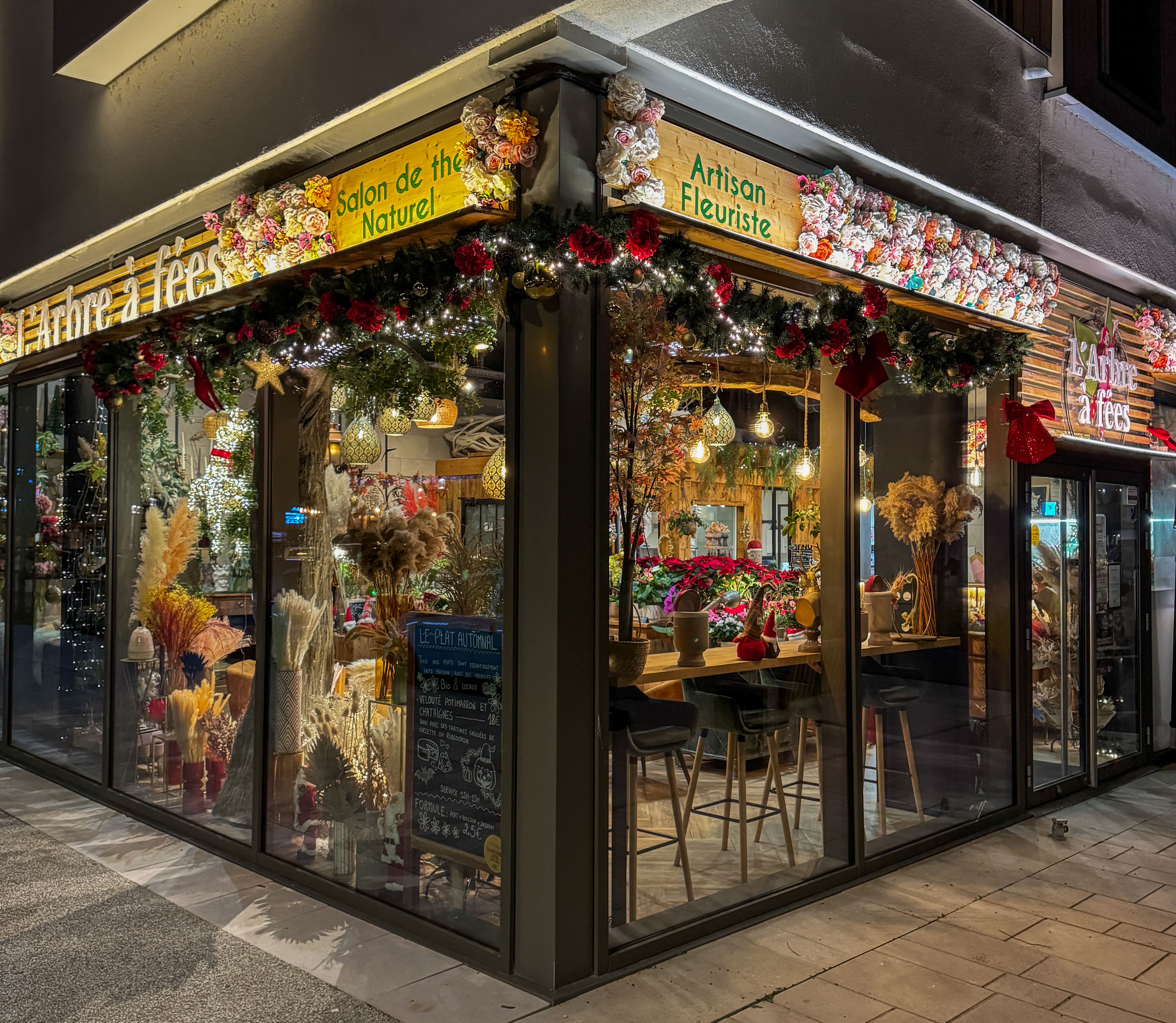 Concours de la Plus Belle Vitrine de Noël - vainqueur 2025/2026 - L'arbre à Fées