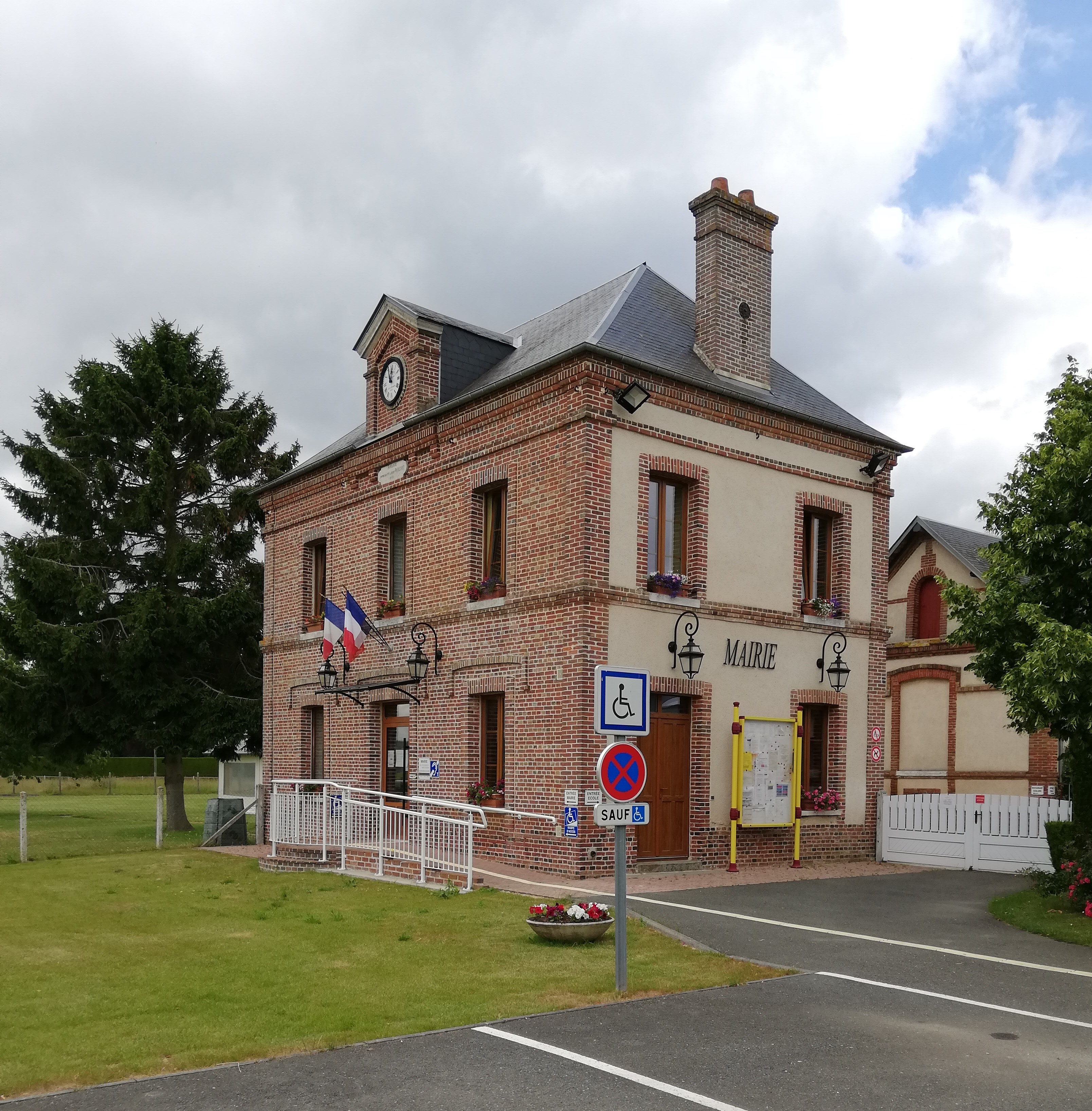 Mairie annexe Perriers la Campagne.jpg