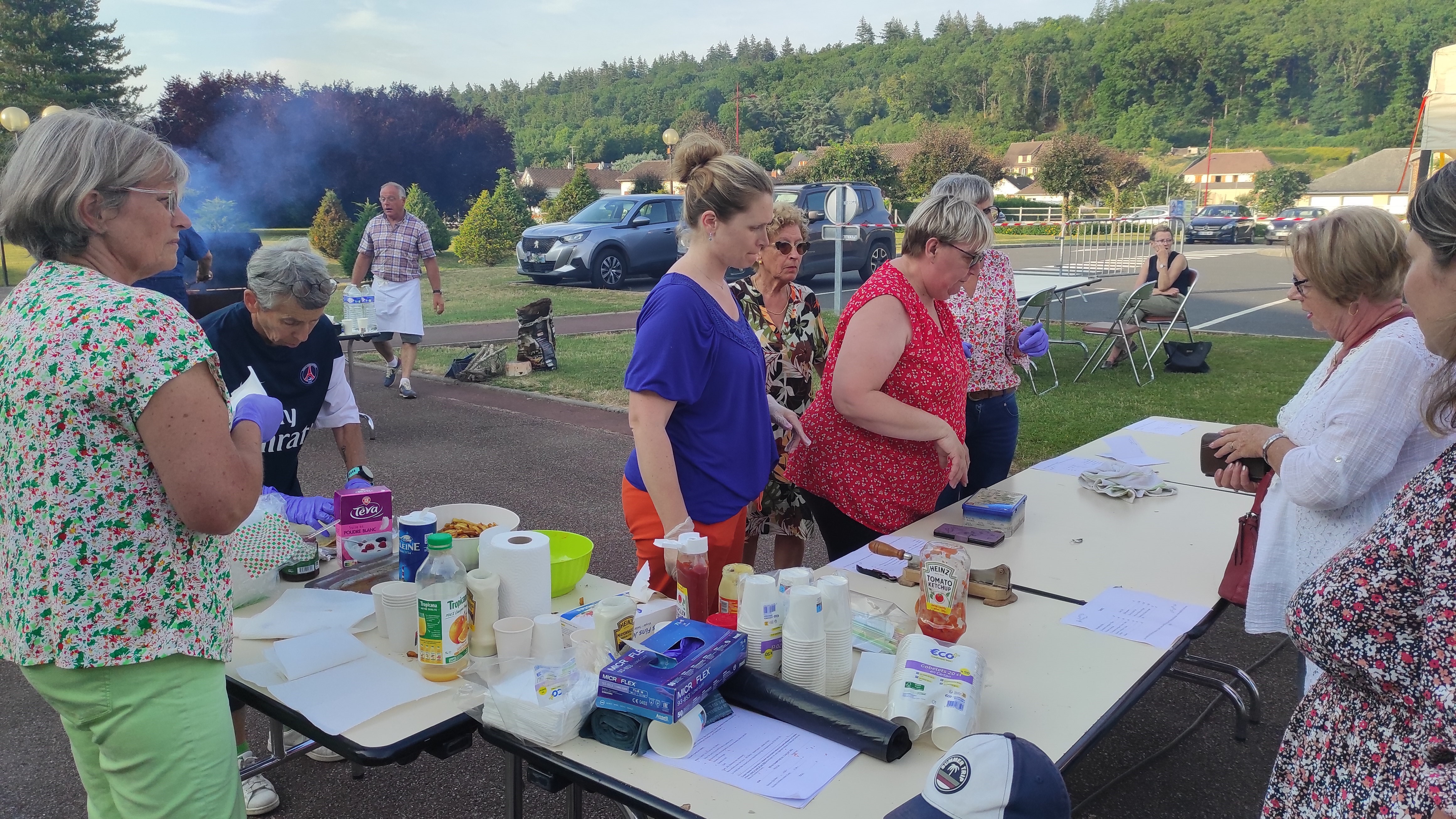 Les dames au stand des saucisses-frites.jpg
