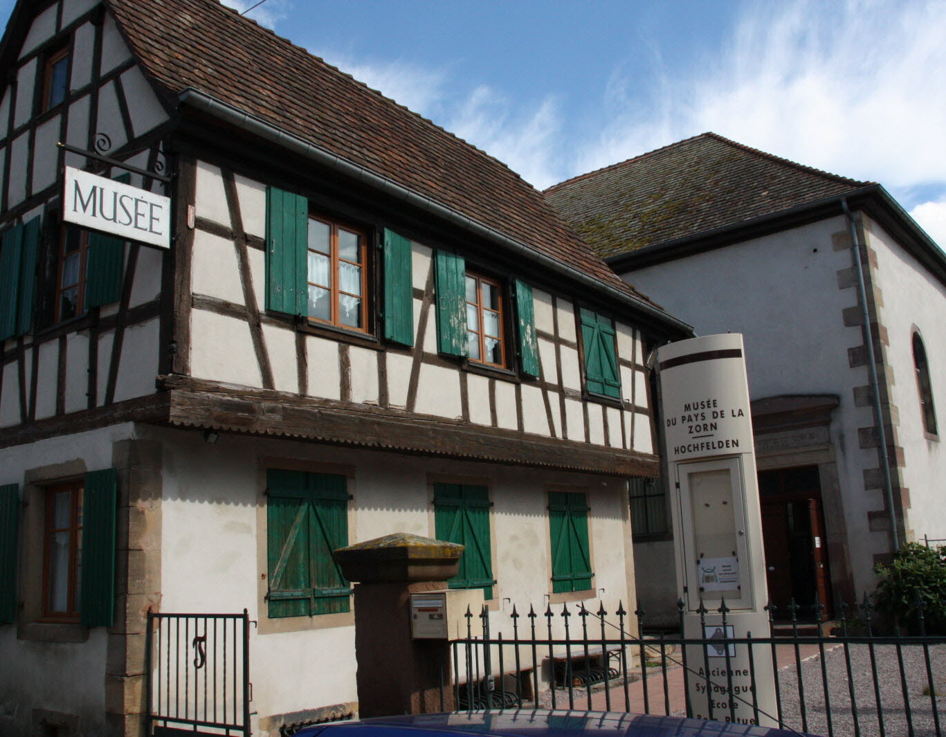 le-complexe-juif-de-hochfelden-est-constitue-de-la-synagogue-_au-fond_-qui-accueille-le-musee-du-pays-de-la-zorn-et-l-ancienne-ecole-juive-_au-premier-plan_-1531583790.jpeg