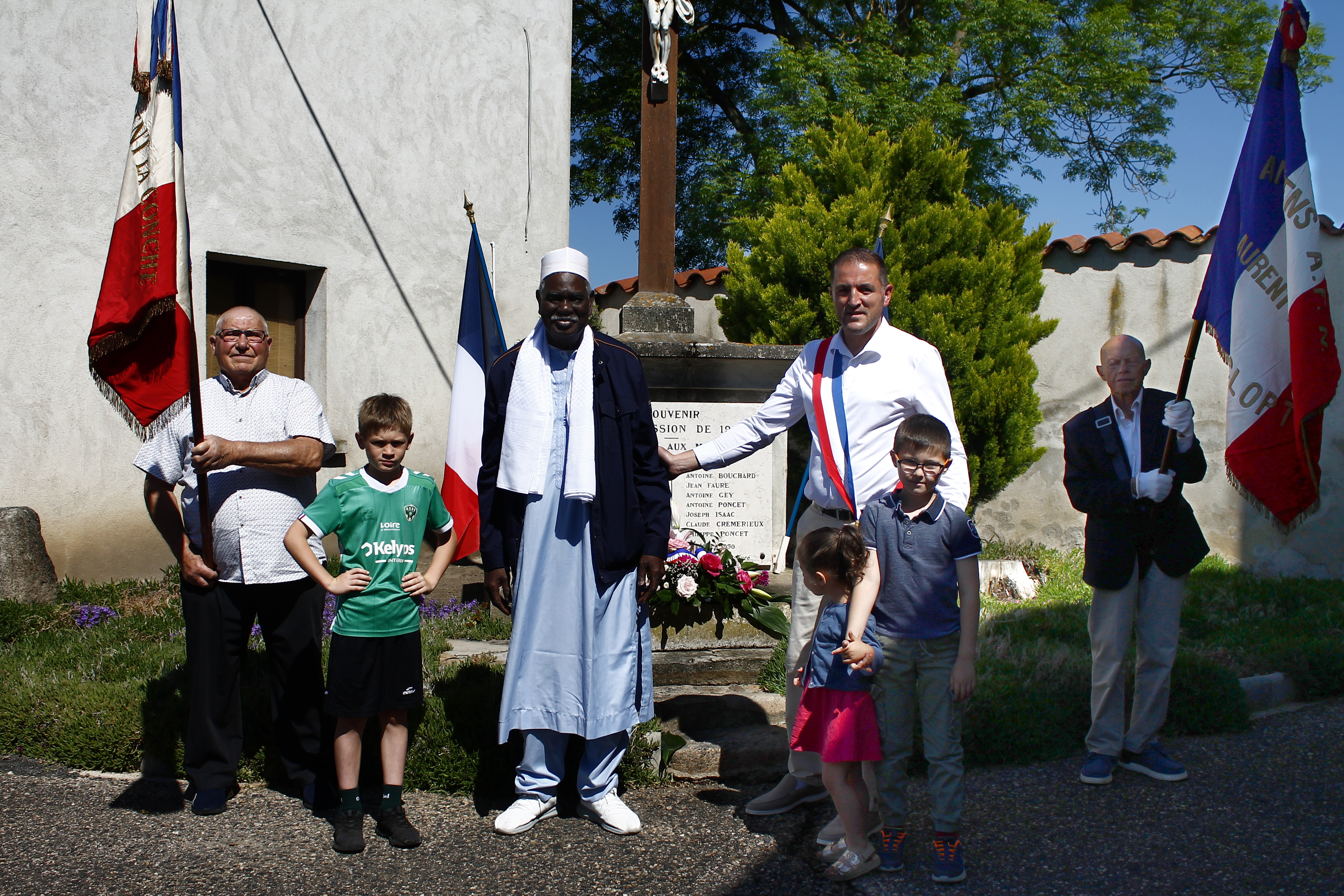 Devant le monument aux morts à Marclopt