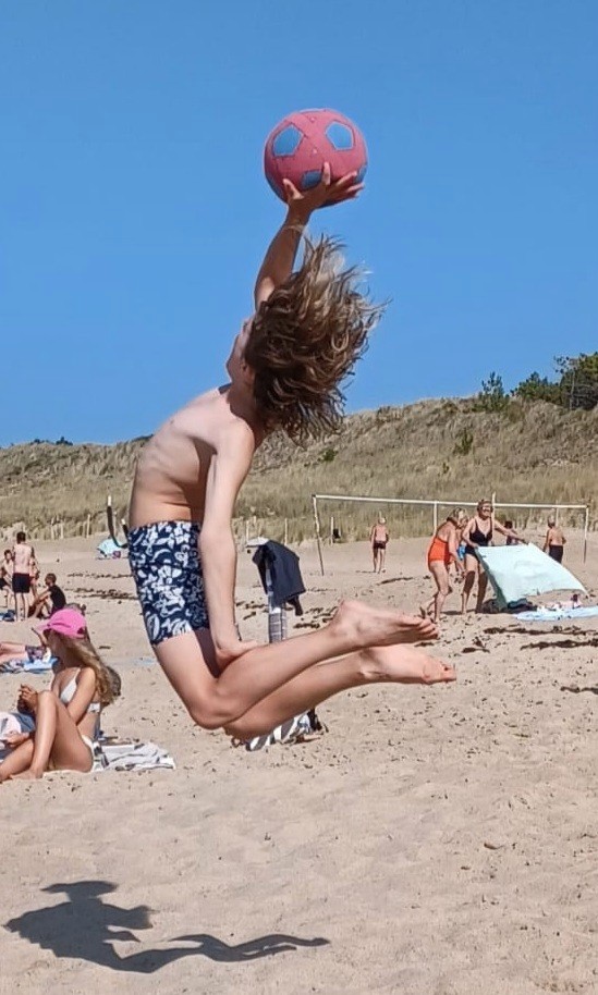 darnauguilhem_Ernest_s-envolley-a-la-plage.jpg