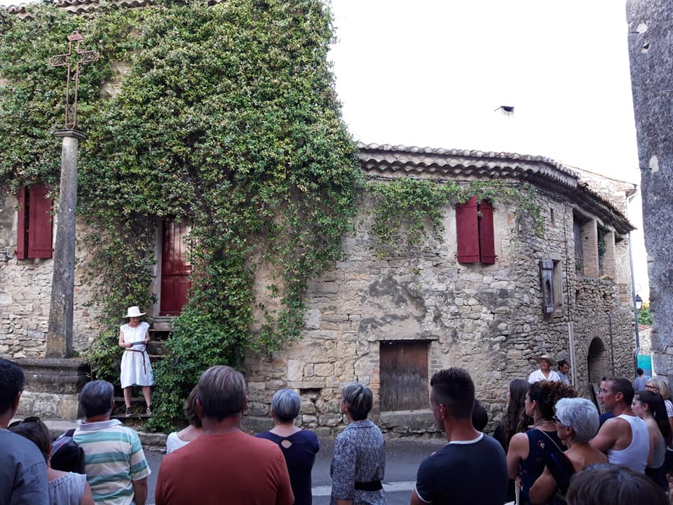 Place de la croix avec la guide.jpg