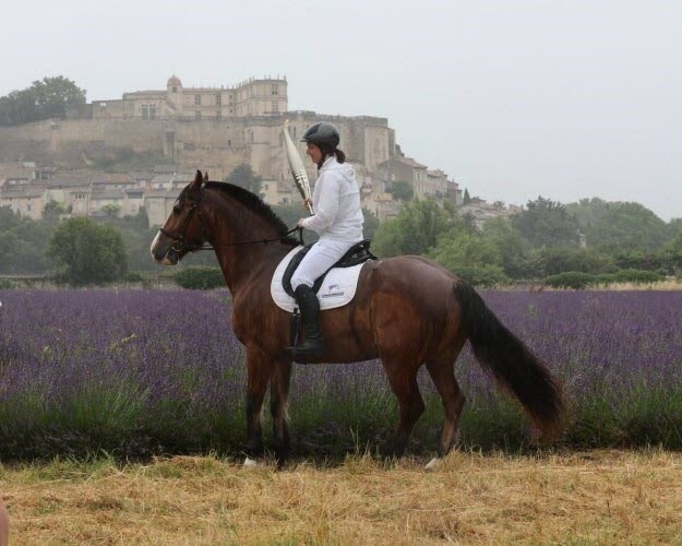 la-cavaliere-anais-lambert-et-son-cheval-leader-pour-le-debut-du-relais-de-la-flamme-olympique-dans-la-drome-photo-le-dl-f-a-1718866073.jpg