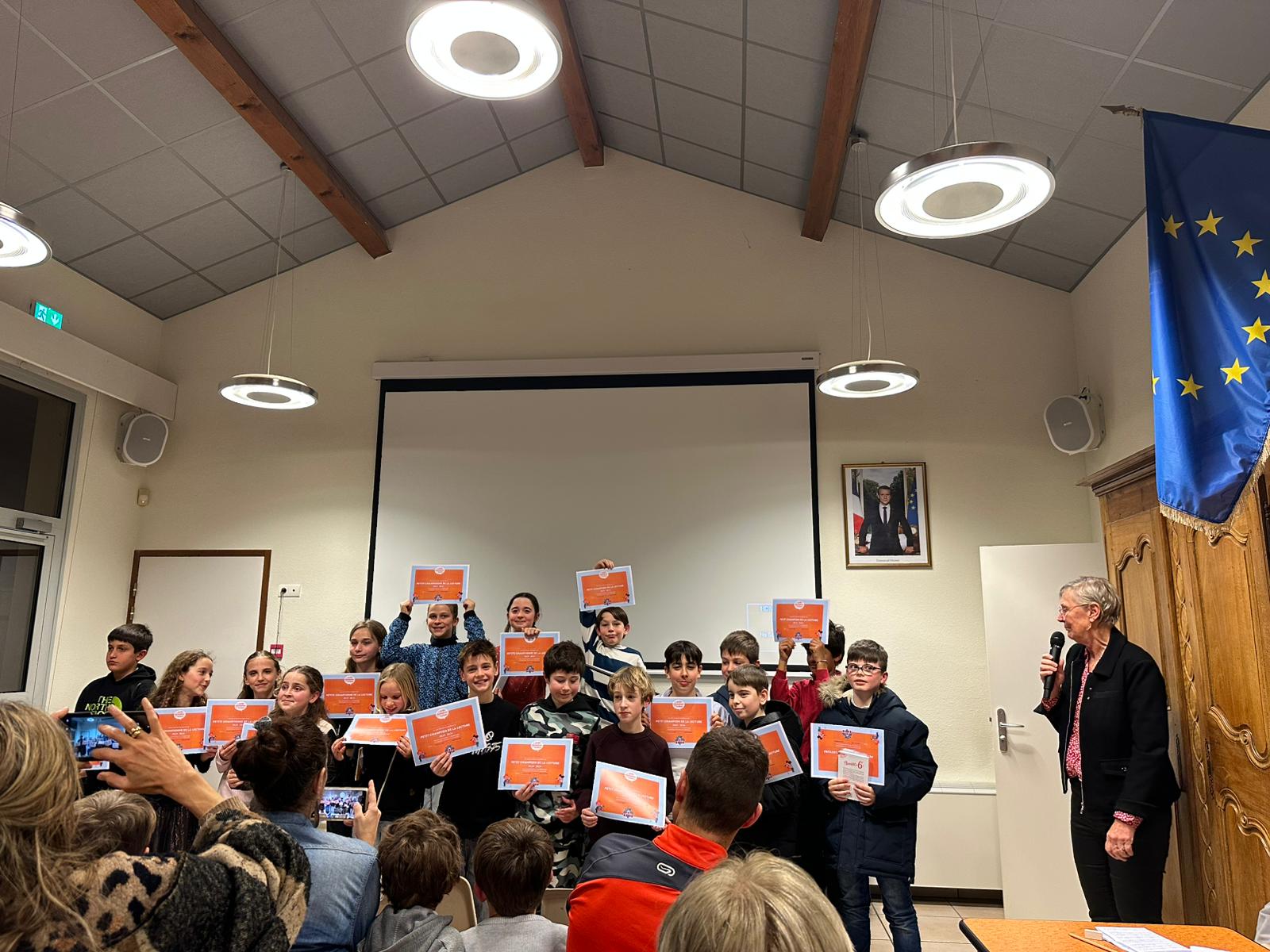 les CM2 avec leurs diplomes.jpeg