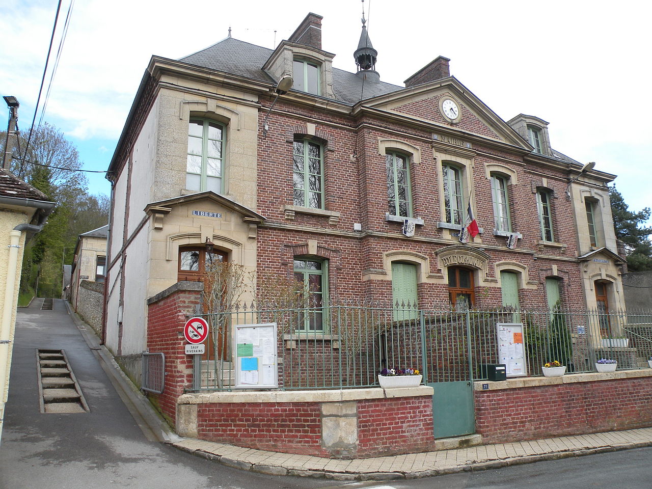 Mairie Ponchon.jpg