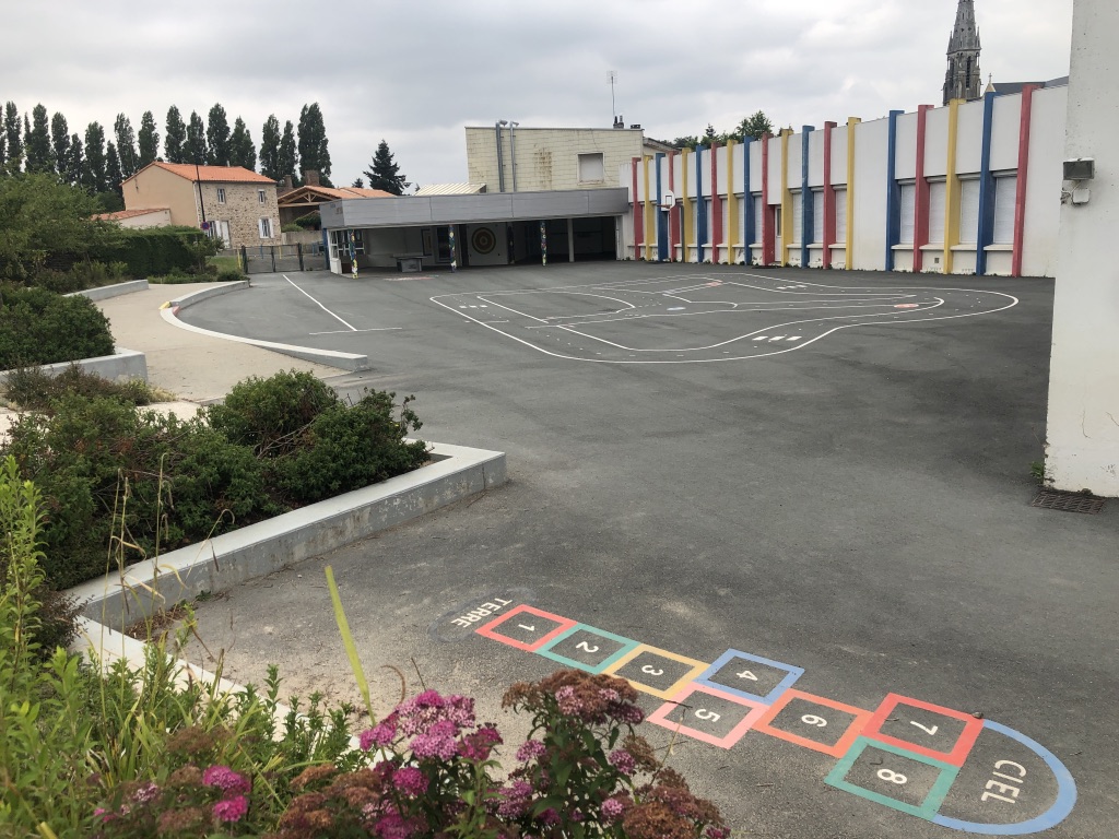 Cour école publique 2.jpg