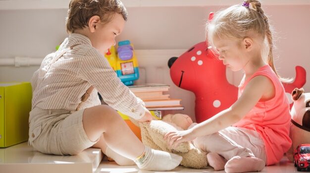 2 enfants qui jouent 