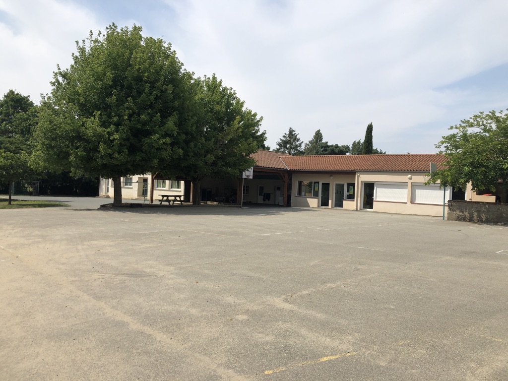 Cour école privée.jpg