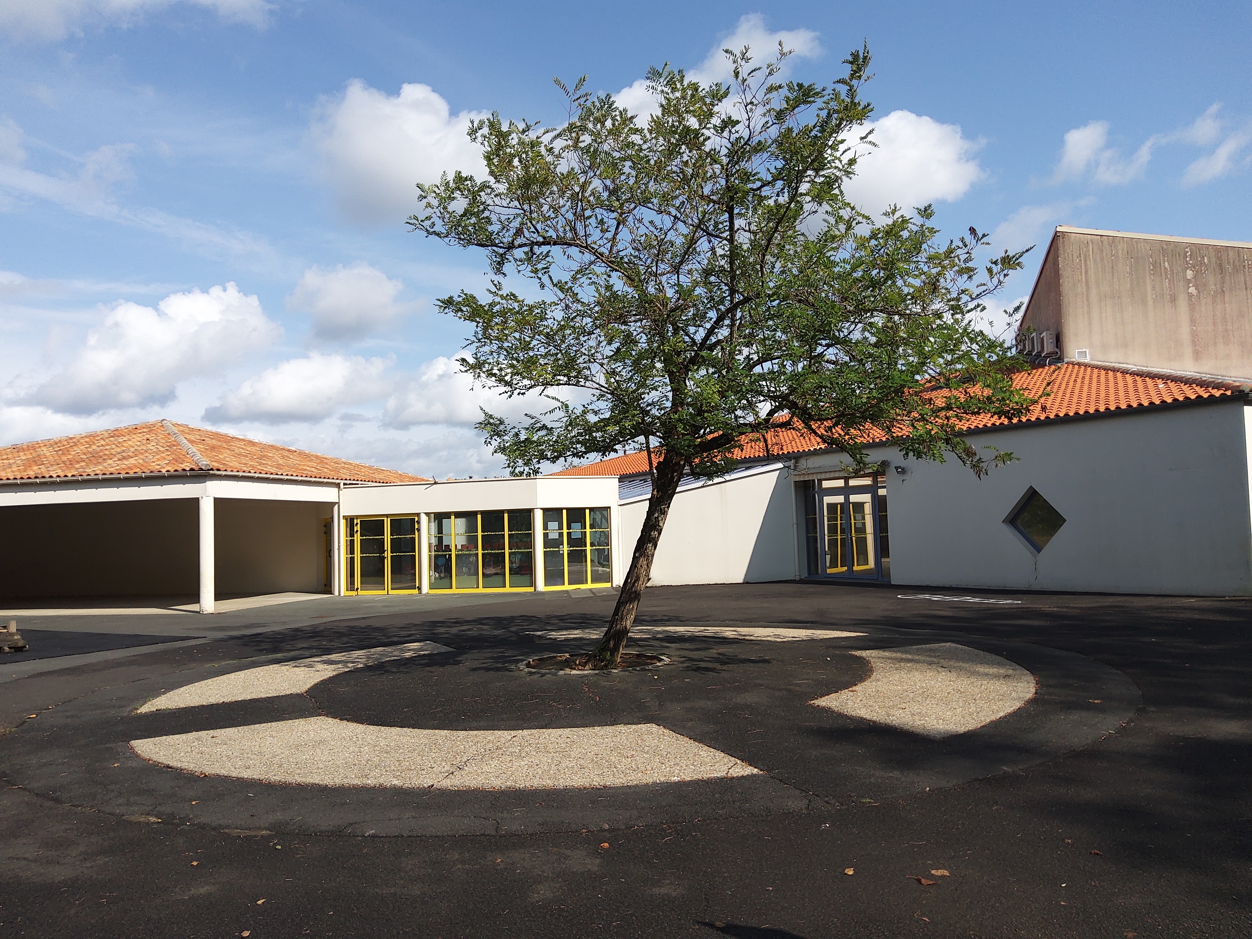 la cour de l_école maternelle.jpg