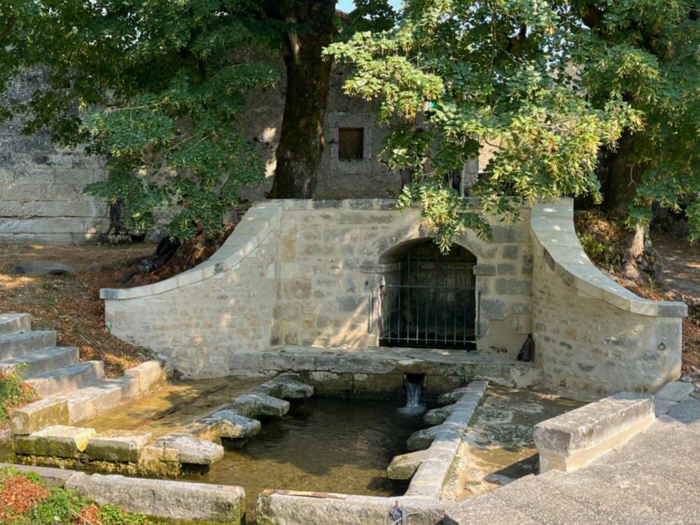Fontaine de chez Thoreau.JPG