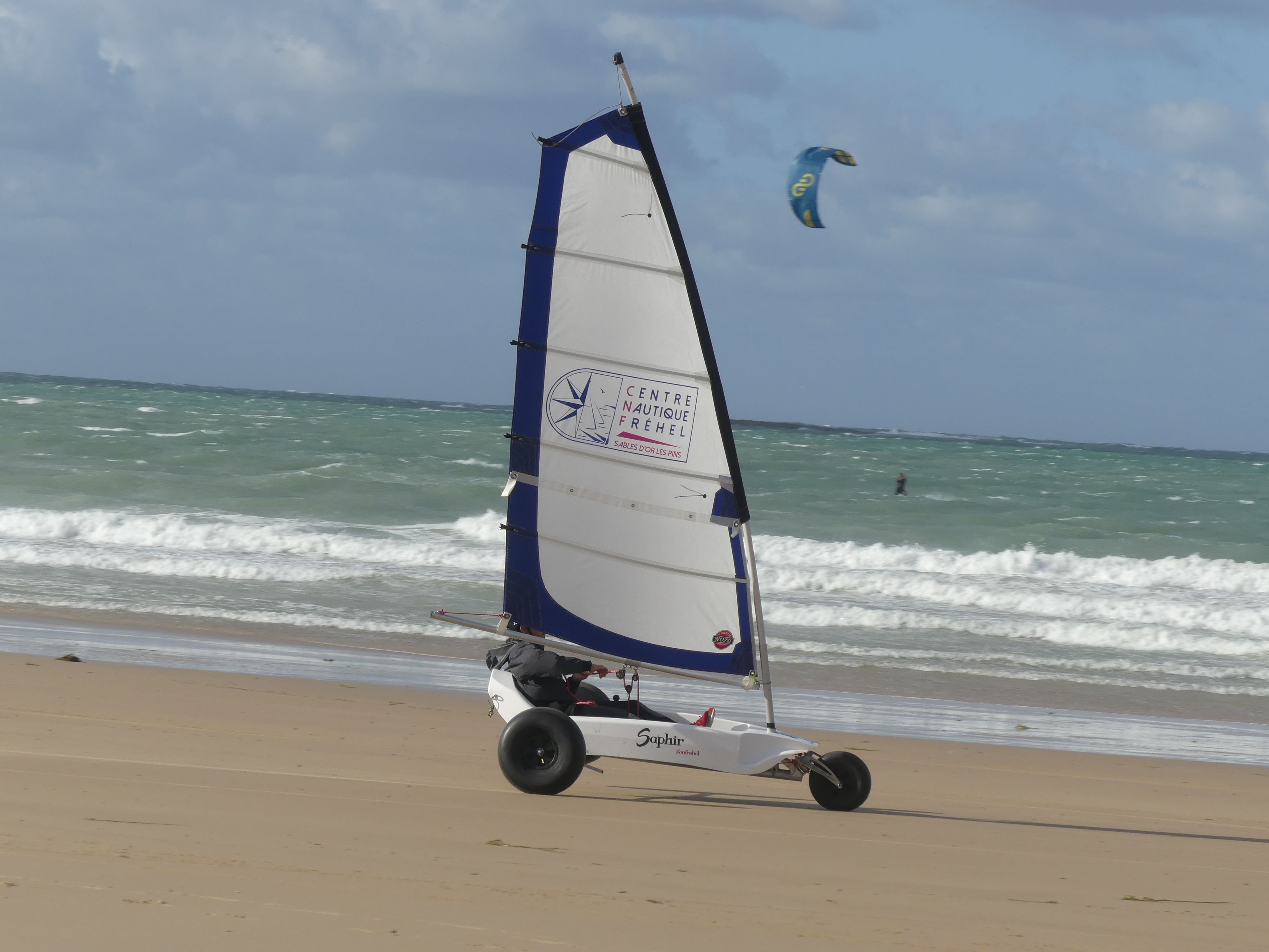 kevin char a voile.jpg