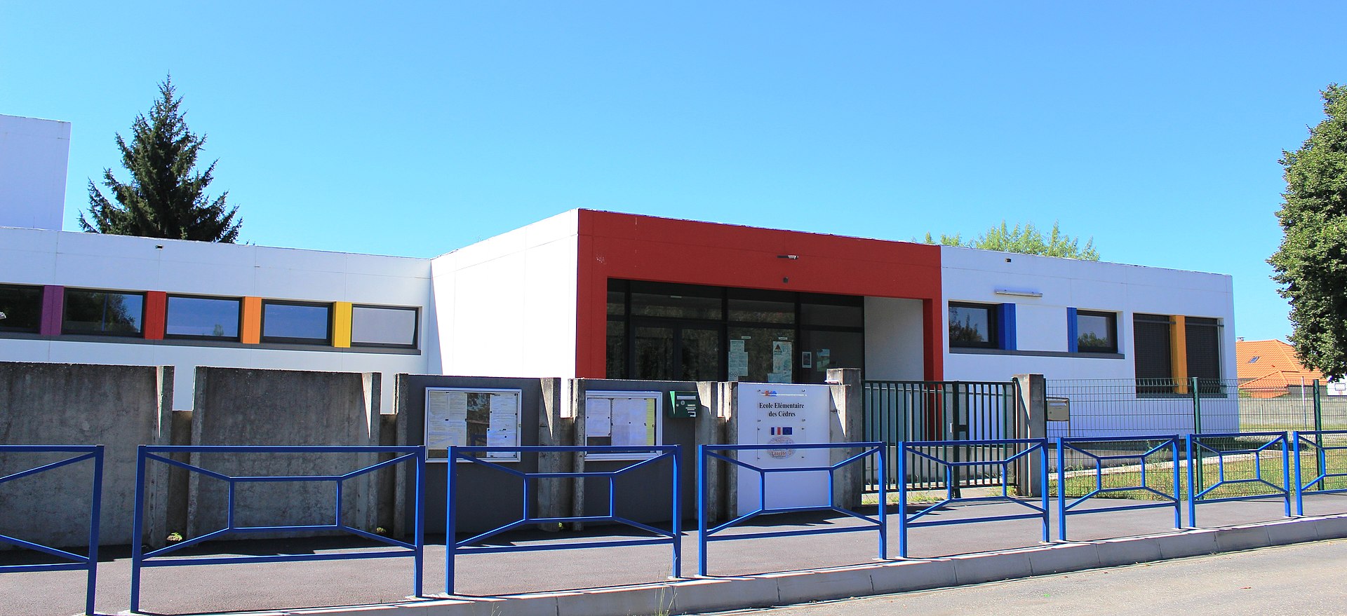 École_d_Aureilhan_cèdres élementaire_1.jpg