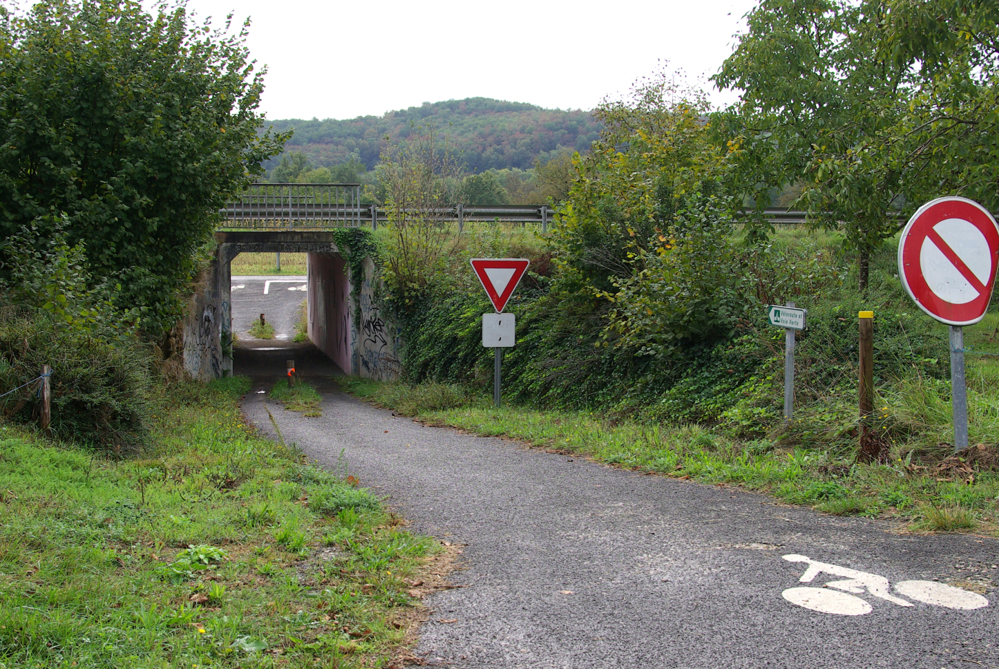 Piste cycl direction Aillac sous la route.JPG